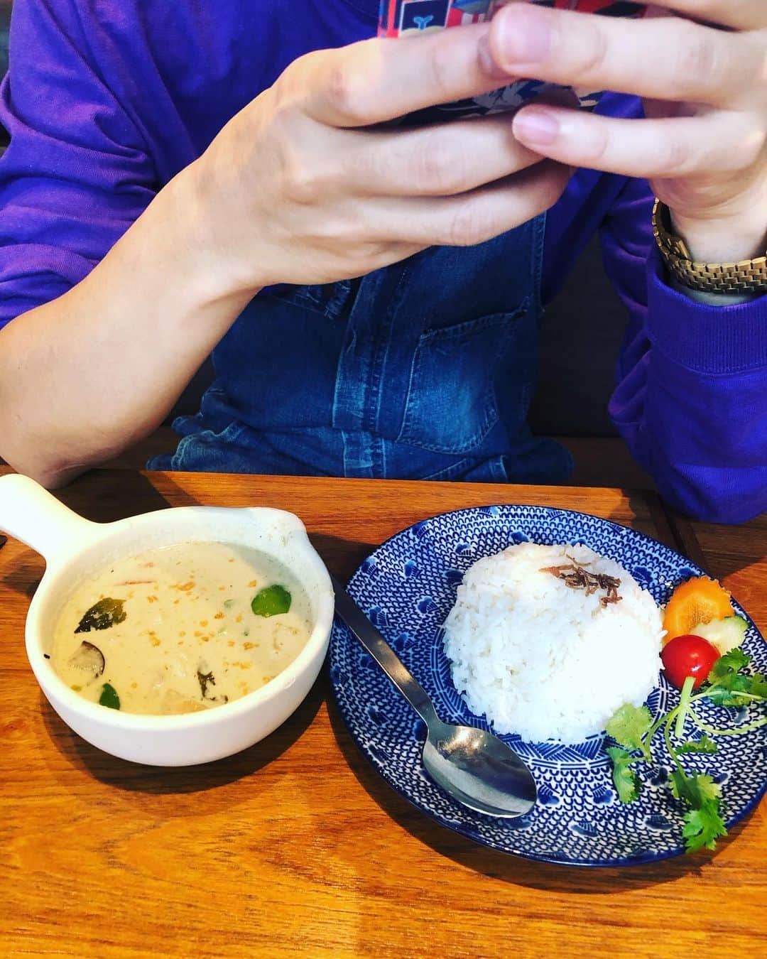 馬渕史香のインスタグラム：「私が絶対に食べられないものばかりを目の前の人はおいしそうに食べています  #辛いの #ココナッツ #パクチー  あ、パクチーは、ほんとは私のお皿にあったんやけど、あげました笑笑  #グリーンカレー #あしざわ家」