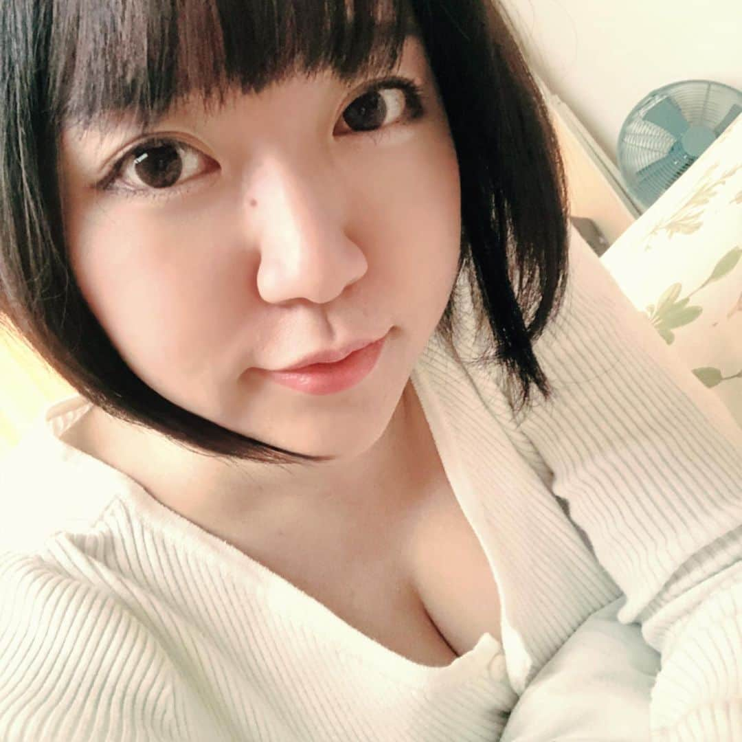 ちゃんまいさんのインスタグラム写真 - (ちゃんまいInstagram)「・ ・ 胸は英語でバスト、お尻はヒップ じゃあ、アソコを英語で言うとなぁんだ？？？♡♡♡ ・ ・ ・ ・ …んもぅ、バカ♡ あそこは、英語でthereだゾ♡ ・ #ベッドイン #japanese #sexy #idol #ちゃんまい大人のなぞなぞ尻〜ズ」9月28日 15時33分 - dakko_shite_cho3