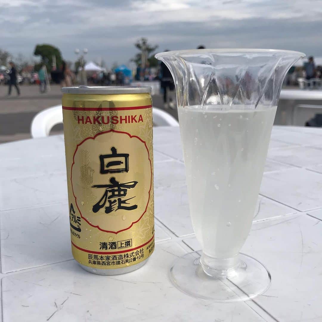 のインスタグラム：「もうすぐラグビーワールドカップ🇯🇵日本v🇮🇪アイルランド戦🏉 神戸メリケンパークのパブリックビューイング会場にて白鹿もよく冷やしたお酒を販売しつつ応援します！  #白鹿 #日本酒 #酒 #上撰 #アルミカン #豪華千年壽 #純米大吟醸 #森の果物 #桃 #ラグビー #ラグビーワールドカップ2019 #神戸 #メリケンパーク #パブリックビューイング #hakushika #sake #rugby #rugbyworldcup2019 #kobe #merikenpark #livescreening #rwc2019」