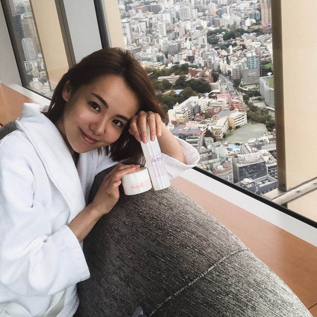 のインスタグラム：「. AdryS使い続けて5か月目 最近ちょっとずつ風が冷たくなってきてるけど、 お肌のコンディション相変わらずいい感じ( ᐛ👐) ・ ・ AdrySはローションとクリームを基本使ってるんだけど、 何気に結構好きなのがメイク落としの Active Cleansing Milk( 👍ᐛ)👍💕 ぶっちゃけ、クレンジングって今まであんまり こだわりがなかったんだけどさ👉🏽👈🏽 「メイクノリは前日のクレンジングで決まる！」 って言う美容家さんの話を聞いて、 いいものを使おうとちょっと反省🤦🏻‍♀️🤦🏻‍♀️ このクレンジングミルクは、 潤いをキープしながらもさっぱりメイク落ちるし、 洗い上がりも肌もっちりんこ(๑′ᴗ‵๑) ・ ・ ｡･:*:･ﾟ★,｡･:*:･ﾟ☆｡･:*:･ﾟ★,｡･:*:･ﾟ☆ 10/23に新商品のディープモイスト が発売されるみたい！ 秋冬シーズンで乾燥がつらい人や、 しっとりタイプが好きな人にオススメみたいです ｡･:*:･ﾟ★,｡･:*:･ﾟ☆｡･:*:･ﾟ★,｡･:*:･ﾟ☆ ・ ・ #AdryS #アドライズ #taishobeauty #スキンケア #pr #アドライズディープモイスト #ディープモイスト #ホテル女子会 #バスローブ女子 #ホテルライク #美肌になりたい」