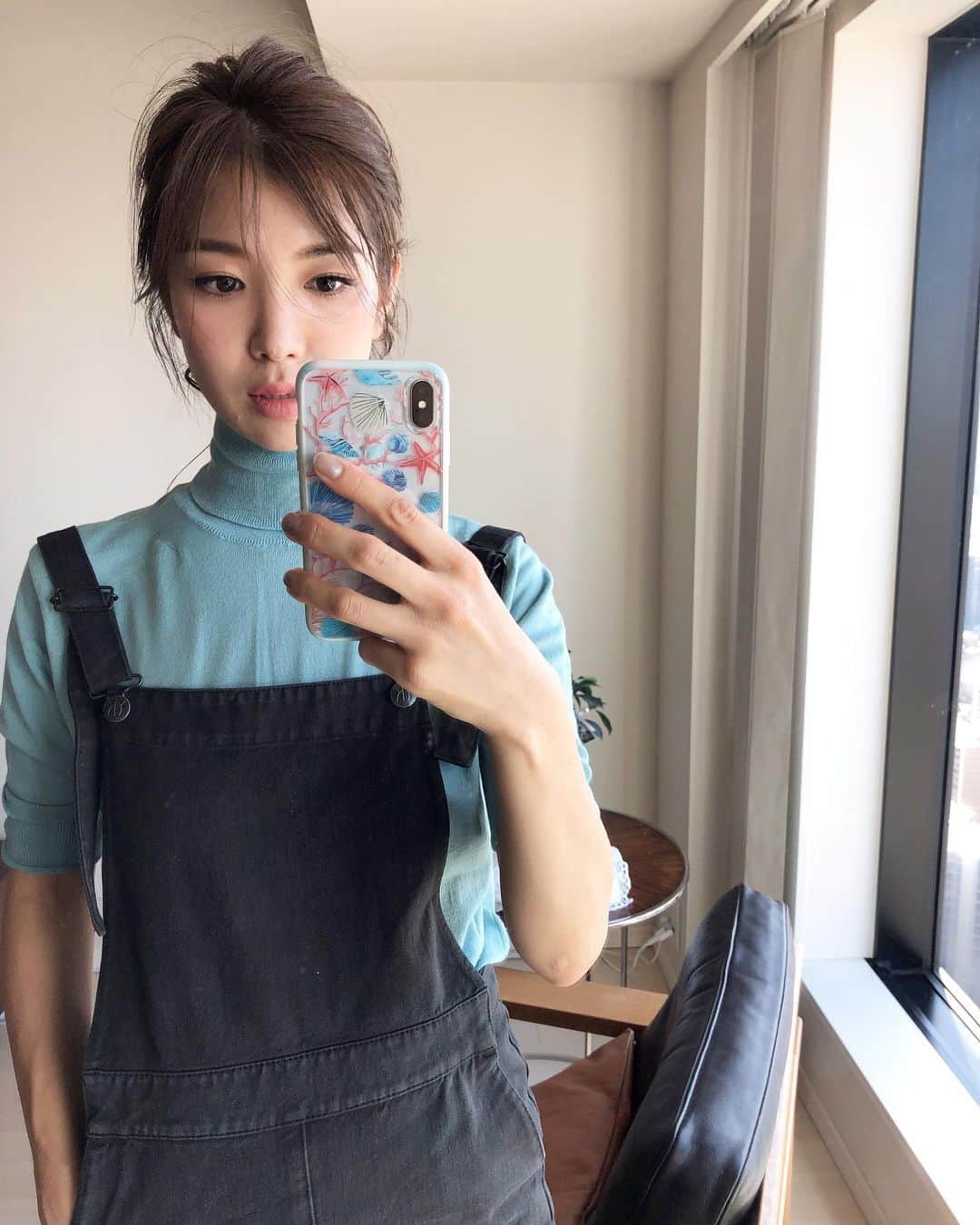 のインスタグラム：「・ 春夏にもハマったけど、 秋冬は少しトーンを落としてミント気分続行中😊 キャメルやベージュにも合うし、 白も上品。ブラックと合わせるのも新鮮だしネイビーと合わせてもおしゃれ✔︎ この時はリブを折って半袖にして着ています😊 ・ @seventenbymihokawahito」