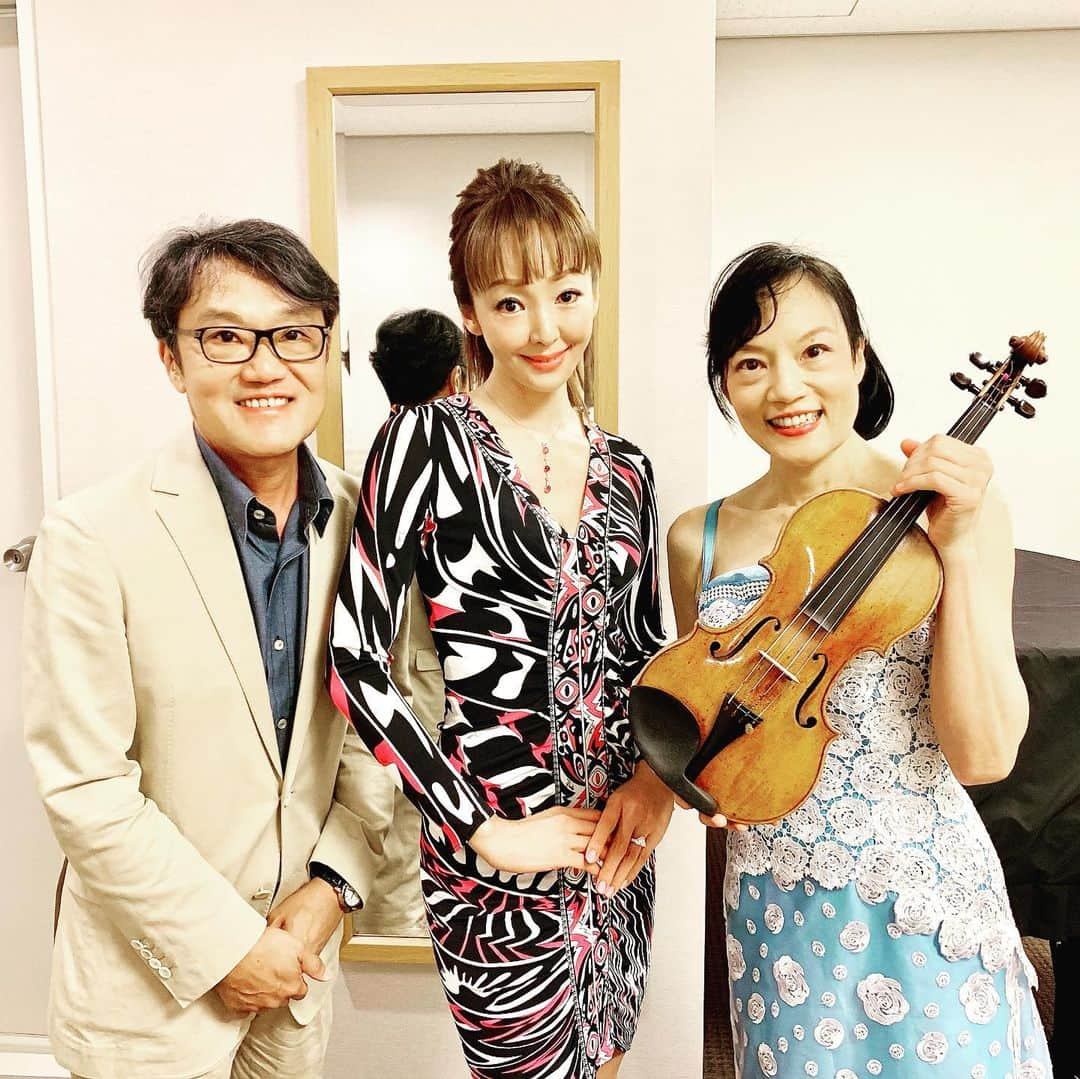 神田うのさんのインスタグラム写真 - (神田うのInstagram)「作曲家 千住明先生💕にお誘い頂き妹様でヴァイオリニストの千住真理子さん💕のコンサートへ伺って参りました☺️ 真理子さん💕の奏でるモーツァルトに全ての細胞が高揚しっぱなしでした💖 そして真理子さん💕が所有されております303年前のストラディヴァリウス「デュランティ」の素晴らしい音色を拝聴させて頂いた後に間近で拝見させて頂けた事、感動でした☺️ 真理子さん💕のお人柄もとても素敵で明先生💕真理子さん💕才能溢れる芸術家御兄妹に感謝でした❤️ #素晴らしい#ヴァイオリニスト#千住真理子 さん#コンサート#ヴァイオリンコンサート#violinist#marikosenju#ストラディヴァリウス#stradivarius#美しい音色#御兄妹#作曲家#千住明 先生#素敵な御兄妹#東京オペラシティリサイタルホール#神田うの#unokanda」9月28日 16時08分 - unokandaofficial