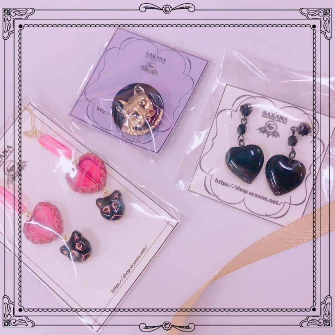 のインスタグラム：「＊ ＊ #チェコフェスティバル2019  チェコの雑貨やアクセサリーのお店、SAXANAでのお買い物…💫 ＊ 🐈アイラブキャットピアス 🐈ねこちゃんボタン 🖤ハートピアス ＊ ＊ ハートのピアスは、なんとクジ引き（1回￥500！）で当たりました👀✨ ＊ 今日と明日も原宿クエストホールでチェコフェスやってます🇨🇿 カワイイ雑貨のほかにも、おいしいビールやオーガニック化粧品などチェコの素敵なものが目白押し💨💨 是非行ってみてね！ ＊ ＊ #チェコ #チェコガラス #アクセサリー #ピアス #ねこ #猫好き #ハートピアス #個性派アクセサリー #ビール #ビール女子 #旅行好き #海外旅行 #タビジョ #ファッション大好き #チェコアンバサダー #czech #czechrepublic🇨🇿 #jfashion #japanesegirl #accessories #czechglass #cat #heart #instafashion #vintageaccessories #glassbutton」