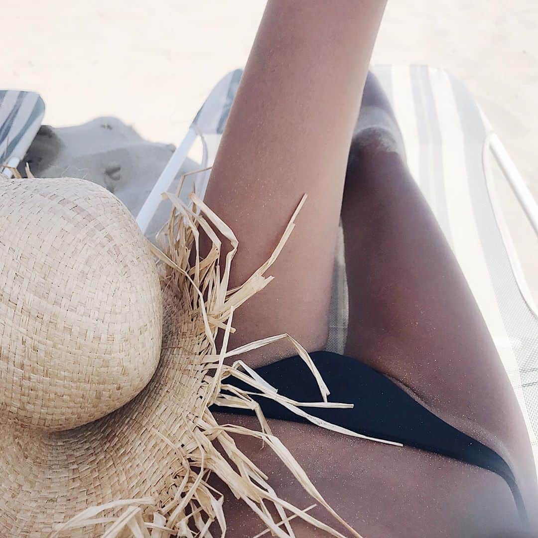 のインスタグラム：「・ ・ ダイエットも毎日の葛藤🔥足はどうしたら痩せる？ってよく聞かれるのですが、私個人的にダイエットをしてて分かったのが、何を食べるのかが大事だと思う。 ・ ・ 要するに食が大事ですね✨糖分が特につくみたいです。基本私は甘党じゃなくほぼ取らない！それがいいのか悪いのか分からないけどだからあまりつかないのかもしれないです🙏🏻 ・ ・ あと食も調味料も意識してる！ここが間違えてたらダイエットも意味なしwってぐらい私は気にしてるかな👌🏻 ・ ・ ダイエットも3ヶ月ぐらいから効果がでてくるから諦めずコツコツと✨永遠の課題だけど努力は継続、継続は努力😊🙌🏻頑張るぞーー🧡 ・ ・ #ダイエット部 #綺麗になるために #happy #love #me #instagood」