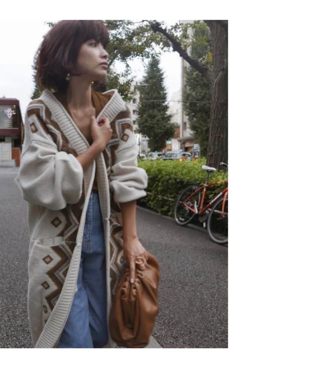 JUNNAのインスタグラム：「Tシャツにさらっとガウンを纏うだけで秋の装いに...🍂 企画チームみんなで届くのを首を長くして待っている🦒 洒落デニム。  今年作ったデニムの中で一番のお気に入り😌 このバナナ🍌シルエット😍❤️ デニムはXS / S / Mで展開中です。 170cmのスタッフもSを選ぶスタッフもいました。 デニムはシルエット重視。 ご自身の理想のシルエットでお選び下さいね😌  お悩みの際はお気軽にスタッフまで... 私はXSサイズを購入しました💪 写真で履いているものもXSサイズ  ご予約分はあっという間に完売となりましたが、 この後通常発売がございますので、 買い逃してしまった方はその時に...❤️ ・ ・ ・ outer/#ジャガードロングニットガウン 発売中 top/ #VネックTEE  発売中 denim/ #エトレサルエルデニム  ご予約終了 boots/ #fabiorusconi bag/ #BottegaVeneta pierce/ #loewe ・ ・ ・ #etretokyo #156cm #junna👠 #bottegavenetabag#danielle#bottegavenetathepouch#2019etreAW#大人カジュアル#カジュアルコーデ #エトレニット#ロエベ #ボッテガ #ボッテガヴェネタ #秋服 #ボブ#ボブヘアー#大人ボブ#サルエルパンツ #デニム #デニムコーデ #カジュアル#カジュアルコーデ #大人カジュアル #大人コーデ」