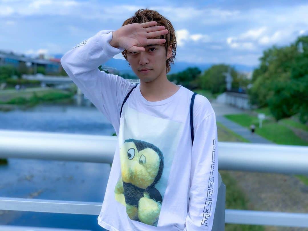 のインスタグラム：「• • • • • • supreme×mikekelleyの ロンTを久々に着た😁 • • • • 写真はビスケに撮ってもらいました📸 投稿の方はプライベートな感じの写真とか 出かけた時の写真、ファッション系を 載せていこうと思っているので どしどしコメントしてください🙏 • • • • •  #instagood#actor#俳優 #hair#style#l4l#supreme#ChromeHearts  #NIKE#sneakers#sneakerhead #OCEANTOKYO#OVER #KYOTOSAMURAIBOYS #京都サムライボーイズ #KSB」