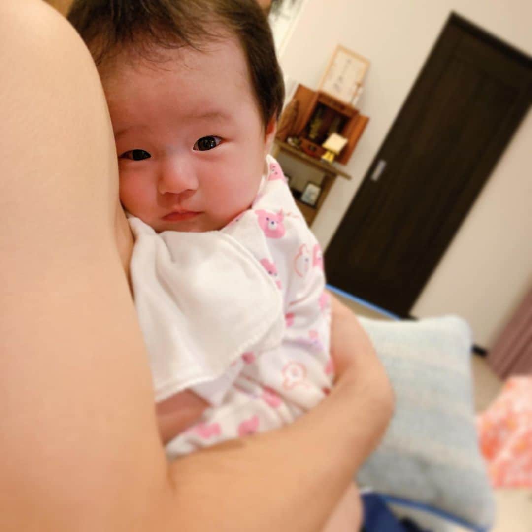 しほの涼のインスタグラム：「げっぷ待ちの娘の顔が、何とも切なくて 大好き🥺❤️ 可愛いよぉ、ママたまらんよ。 何その顔😂 #赤ちゃんのいる生活 #赤ちゃん #げっぷが苦手 #げっぷ待ち #げっぷのさせ方 #授乳 #いくめんぱぱ #育メン」