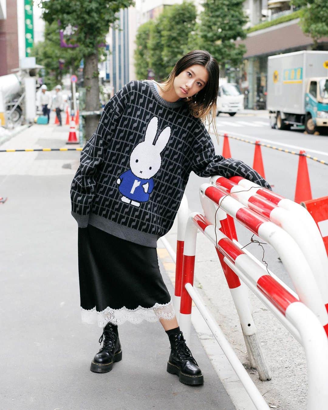 Droptokyoさんのインスタグラム写真 - (DroptokyoInstagram)「TOKYO STREET STYLE Name: @minori_nakada  Top: @renomaparis_jp  #renoma#renomaparis#レノマ#pr #droptokyo#tokyo#japan#streetscene#streetfashion#streetwear#streetculture#fashion#miffy  Photography: @kyoheihattori」9月28日 16時40分 - drop_tokyo