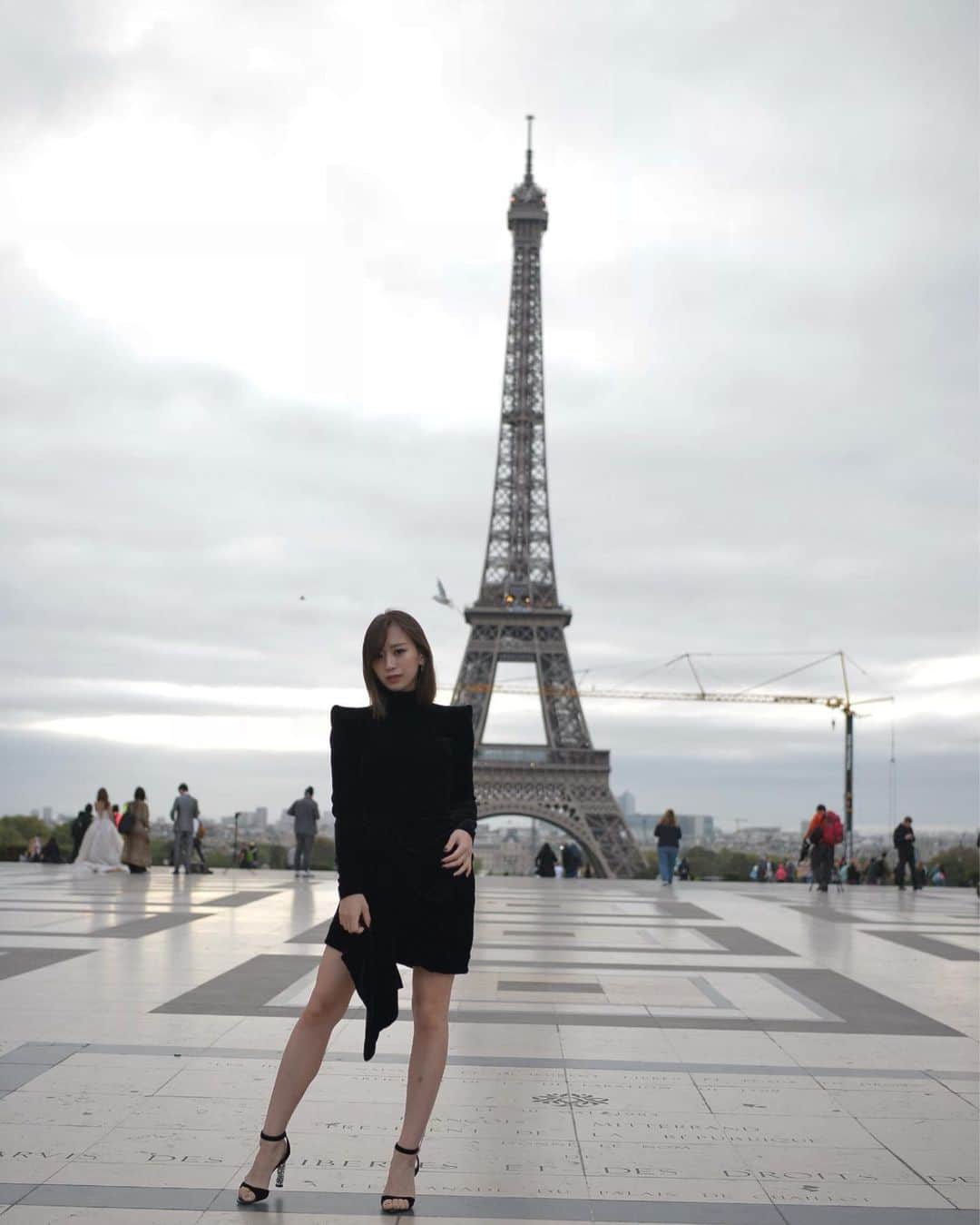 木下春奈さんのインスタグラム写真 - (木下春奈Instagram)「・ La tour Eiffel. photo by @davidnyanzi ・ ・ 人の少ないときに撮りたくてam7:30頃に行ったよ am6:00から行ったらまだ暗すぎた😂 ・ ・ #paris#france#🇫🇷 #fashionweek#pfw#eiffeltower」9月28日 16時40分 - haruna_kinoshita