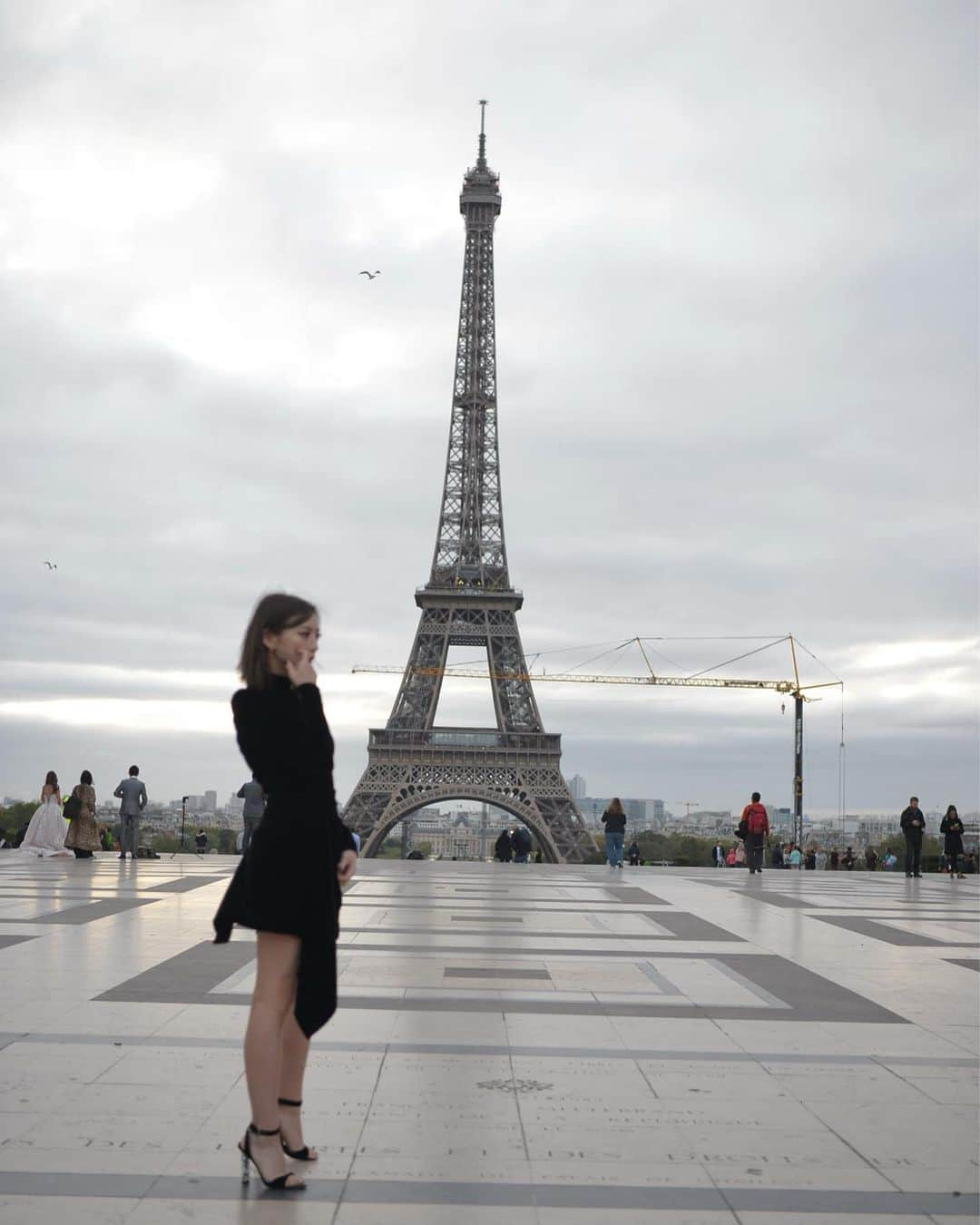 木下春奈さんのインスタグラム写真 - (木下春奈Instagram)「・ La tour Eiffel. photo by @davidnyanzi ・ ・ 人の少ないときに撮りたくてam7:30頃に行ったよ am6:00から行ったらまだ暗すぎた😂 ・ ・ #paris#france#🇫🇷 #fashionweek#pfw#eiffeltower」9月28日 16時40分 - haruna_kinoshita