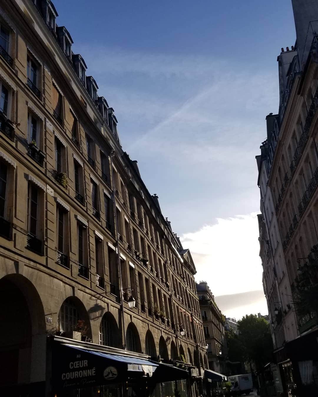 慶元まさ美さんのインスタグラム写真 - (慶元まさ美Instagram)「#パリ ２日目🎵  曇り予想が晴れました😊 ひんやりした空気が 心地いい朝です✨  まずは #眼鏡 の #世界見本市 に 潜入してきます。  #ファッションウィーク 中の パリは #おしゃれな人 が 溢れてます。  そして、どこを切り取っても 素敵です😆」9月28日 16時48分 - preciousmomentk