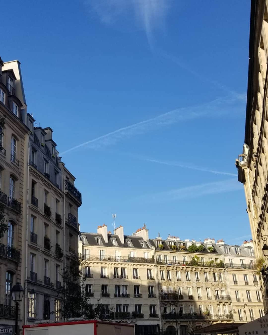 慶元まさ美さんのインスタグラム写真 - (慶元まさ美Instagram)「#パリ ２日目🎵  曇り予想が晴れました😊 ひんやりした空気が 心地いい朝です✨  まずは #眼鏡 の #世界見本市 に 潜入してきます。  #ファッションウィーク 中の パリは #おしゃれな人 が 溢れてます。  そして、どこを切り取っても 素敵です😆」9月28日 16時48分 - preciousmomentk