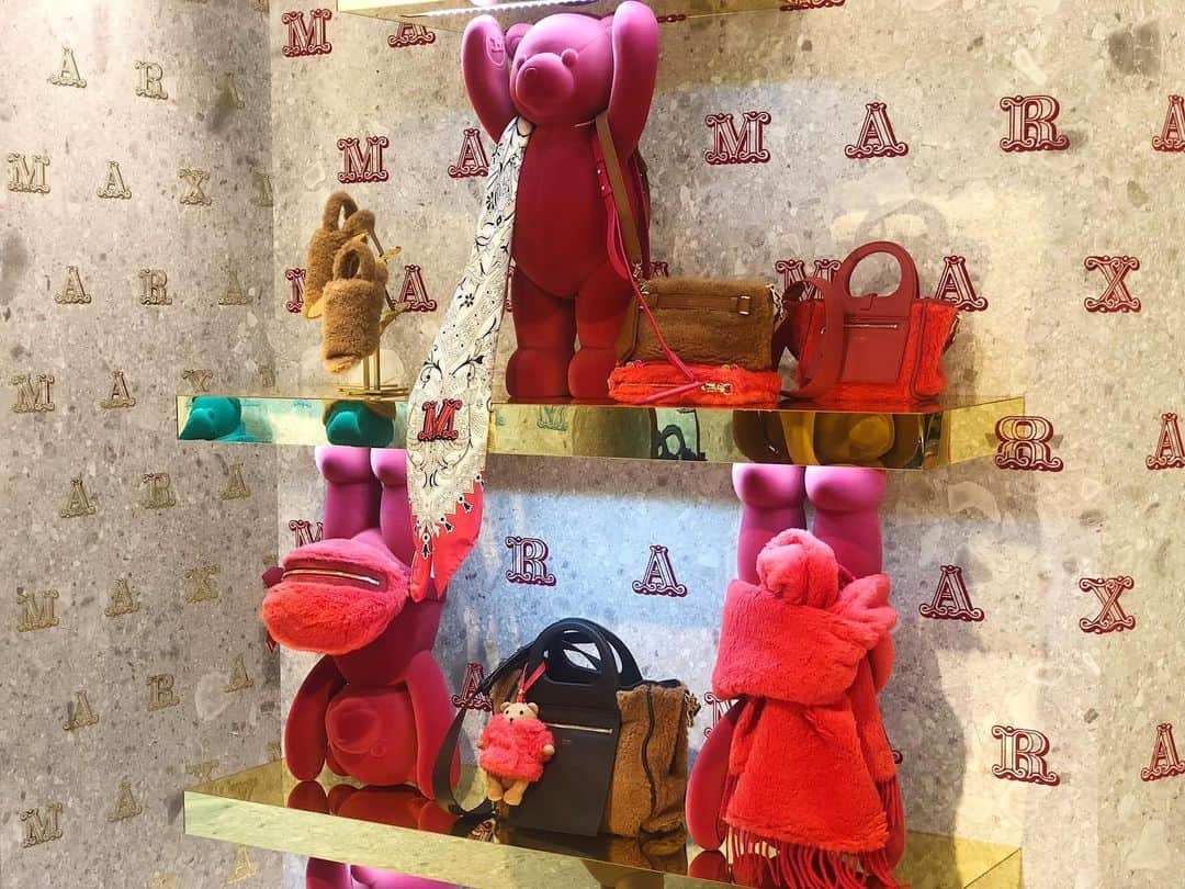 のインスタグラム：「伊勢丹新宿限定アイテムのTeddy Bear Coat と同じ素材を使用したWallet Bagなどスペシャルなアイテムも登場✨﻿ ＜マックスマーラ＞ブランドのアイコン「テディ ベア コート」にフォーカスしたポップアップストア🐻﻿ ﻿ ＜Max Mara＞ Teddy Mania﻿ 2019.9.25 wed - 10.1 tue﻿ 伊勢丹新宿店本館1階＝ハンドバッグ/プロモーション﻿ ﻿ @maxmara﻿ @isetan_shinjuku_handbag﻿ #maxmara #fashion #teddybear #teddy #maxmarateddybear #coat #walletbag #handbag﻿ #マックスマーラ #テディベアコート #テディベア #コート #ウォレットバッグ #バッグ #伊勢丹限定 #新宿 #伊勢丹 #新宿伊勢丹 #伊勢丹新宿店」
