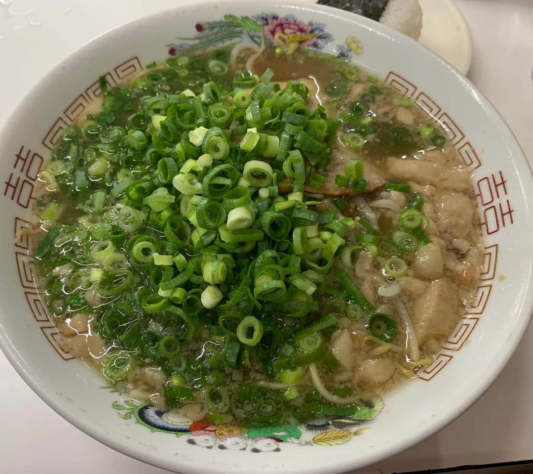 昴生さんのインスタグラム写真 - (昴生Instagram)「山口！！ #営業で #岩国に来ました！ #終わりで #ラーメン！ #寿栄広食堂 さん！ #昔ながらのラーメン屋っていう感じ！ #脂いっぱい入ってるのになぜかあっさり！ #めっちゃうまかった！ #むすびも一つ！ #シンプル！ #連日のラーメン！ #わかってますよ！ #はいはい！ #わかってますわかってます！ #でもこれ食べずに帰れないでしょ！ #そんな薄情なことできないでしょ！ #お母さん嫁さんどうかこんな僕を #怒らないでください！」9月28日 16時52分 - mikikousei