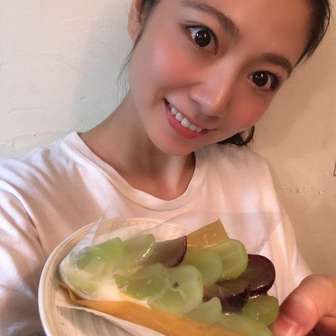 のインスタグラム：「#ヤングアニマル さんで #旬を召し上がれ というコラムを書いてます🥰 . 発売中のテーマは　#シャインマスカット . 写真は、昨日お友達からいただいたケーキです🍰✨✨ありがとうー💕」