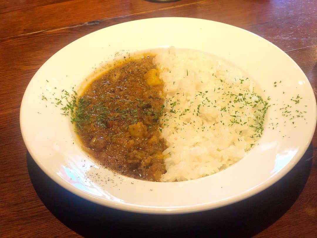 藤崎里菜さんのインスタグラム写真 - (藤崎里菜Instagram)「六本木の【Café Rouge】@cafe_rouge_flaceでフランスの郷土カレーを食べたよ🍛 ． ． 赤を基調とした店内がオシャレでした✨ ． ． フランスの郷土カレーは初めて食べたんですが、今までに食べたことない感じのカレーでした！ぜひみなさんも食べてほしい！ ． ． 昼間っからワインも飲んで最高な休日だったよ🍷✨ ． ．  #六本木 #乃木坂 #国立新美術館 #カフェ #フレンチ #ビストロ #カレー #カフェ好きな人と繋がりたい #ワイン好きな人と繋がりたい #ワイン #pr」9月28日 17時23分 - rina_fujisaki