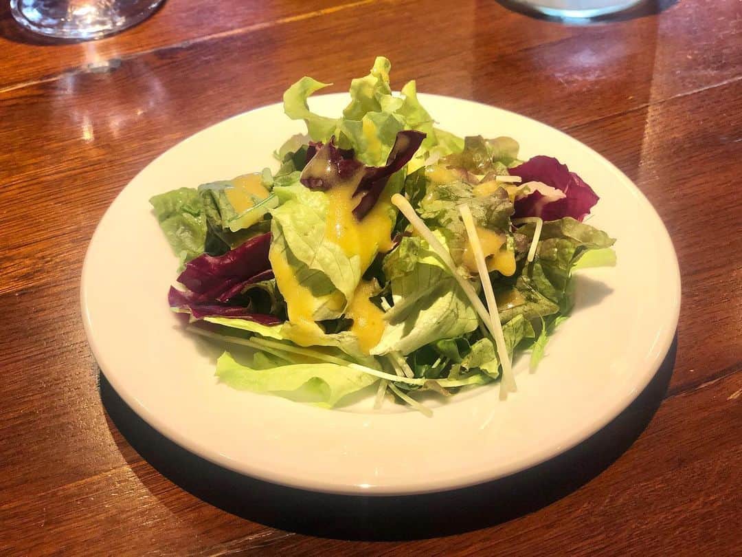 藤崎里菜さんのインスタグラム写真 - (藤崎里菜Instagram)「六本木の【Café Rouge】@cafe_rouge_flaceでフランスの郷土カレーを食べたよ🍛 ． ． 赤を基調とした店内がオシャレでした✨ ． ． フランスの郷土カレーは初めて食べたんですが、今までに食べたことない感じのカレーでした！ぜひみなさんも食べてほしい！ ． ． 昼間っからワインも飲んで最高な休日だったよ🍷✨ ． ．  #六本木 #乃木坂 #国立新美術館 #カフェ #フレンチ #ビストロ #カレー #カフェ好きな人と繋がりたい #ワイン好きな人と繋がりたい #ワイン #pr」9月28日 17時23分 - rina_fujisaki