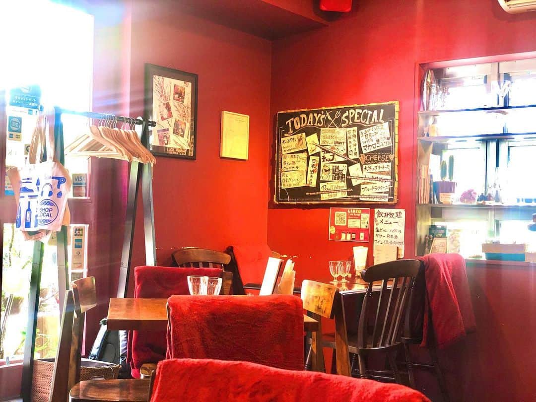 藤崎里菜さんのインスタグラム写真 - (藤崎里菜Instagram)「六本木の【Café Rouge】@cafe_rouge_flaceでフランスの郷土カレーを食べたよ🍛 ． ． 赤を基調とした店内がオシャレでした✨ ． ． フランスの郷土カレーは初めて食べたんですが、今までに食べたことない感じのカレーでした！ぜひみなさんも食べてほしい！ ． ． 昼間っからワインも飲んで最高な休日だったよ🍷✨ ． ．  #六本木 #乃木坂 #国立新美術館 #カフェ #フレンチ #ビストロ #カレー #カフェ好きな人と繋がりたい #ワイン好きな人と繋がりたい #ワイン #pr」9月28日 17時23分 - rina_fujisaki