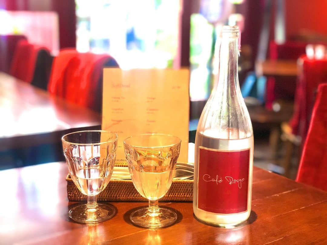 藤崎里菜さんのインスタグラム写真 - (藤崎里菜Instagram)「六本木の【Café Rouge】@cafe_rouge_flaceでフランスの郷土カレーを食べたよ🍛 ． ． 赤を基調とした店内がオシャレでした✨ ． ． フランスの郷土カレーは初めて食べたんですが、今までに食べたことない感じのカレーでした！ぜひみなさんも食べてほしい！ ． ． 昼間っからワインも飲んで最高な休日だったよ🍷✨ ． ．  #六本木 #乃木坂 #国立新美術館 #カフェ #フレンチ #ビストロ #カレー #カフェ好きな人と繋がりたい #ワイン好きな人と繋がりたい #ワイン #pr」9月28日 17時23分 - rina_fujisaki