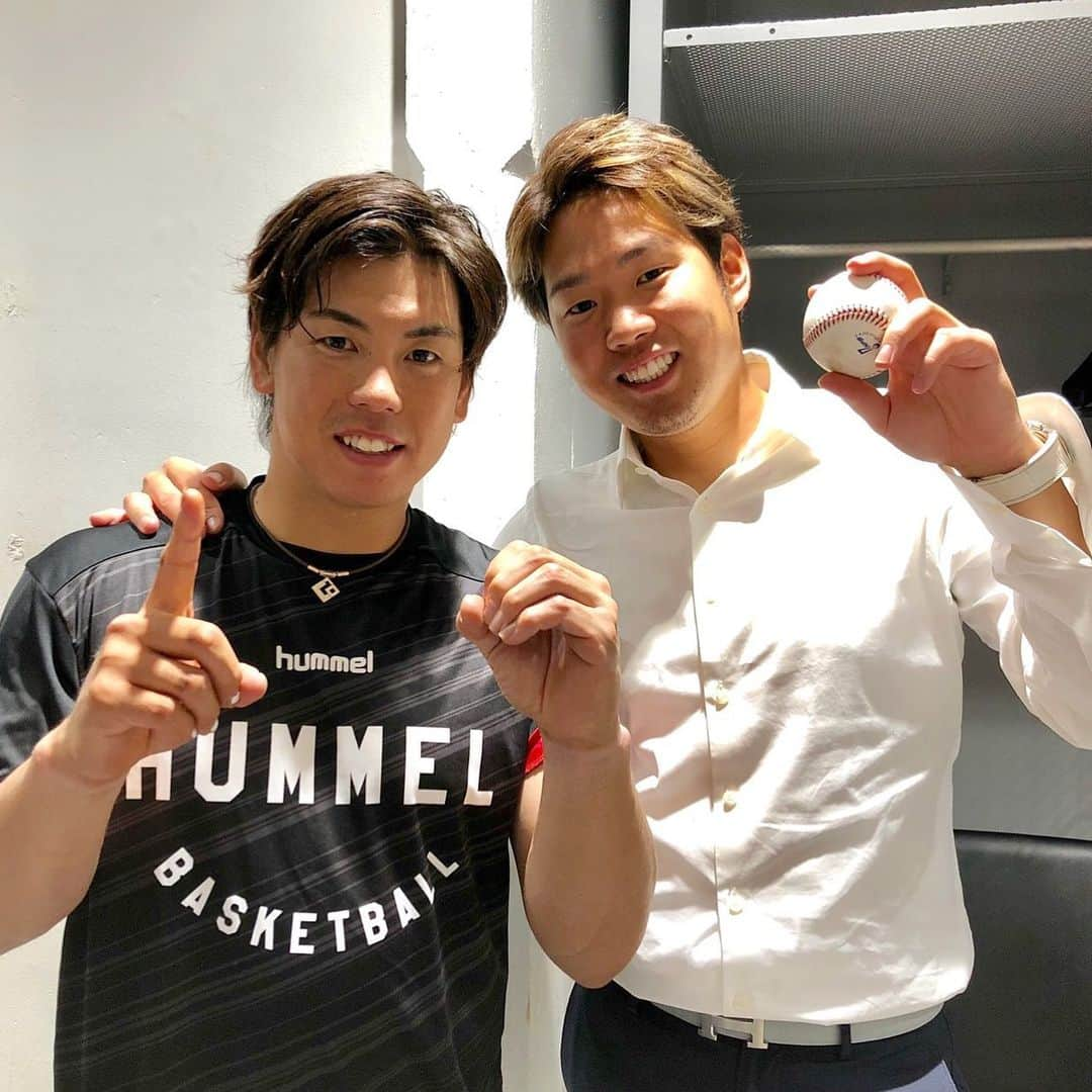 阪神タイガースさんのインスタグラム写真 - (阪神タイガースInstagram)「今季10勝目の西投手‼️ナイスバッテリーの梅野選手と^ ^ #西勇輝 選手 #ナイスピッチング #10勝目  #梅野隆太郎 選手 #タイムリーヒット  #ナイスバッテリー ✨」9月28日 17時37分 - hanshintigers_official