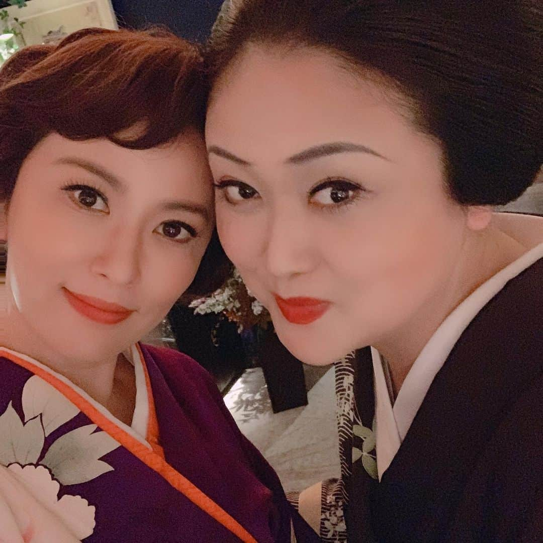 鈴木砂羽さんのインスタグラム写真 - (鈴木砂羽Instagram)「この日のために「女帝」を読み返していたワタシ🤣  慎太郎ママお誕生会ウィーク✨🍾✨ 各界の一流のお客様が集う銀座「サロン.ド慎太郎」四日間、ママのお祝いのためにたくさんのお客様がいらっしゃるので、日頃慎太郎ママにお世話になっている自分も何かできないかと、お手伝いさせていただきました。 最初は足手まといになってはいけないと緊張しましたが、美味しい（ごっついシャンパン🙀）お酒を頂いているうちに役者スイッチが入り、いつのまにか銀座の女を楽しんでおりました😅 それにしてもさすがです、慎太郎ママ🌹 お側にいてたくさん感じることがありました。やはりパワーのある方の周りには魅力ある人達が集まるのだなぁ。パワーがぐるぐる渦巻いてましたよ🌀 ますます慎太郎リスペクトなのでした✨ 貴重な経験、ありがとうございました！そしておめでとうございます㊗️💫💫💫 ママのご本↓ #慎太郎ママの毎日の幸せ探し  #この世は全部気のせいよ  絶賛発売中‼️ #銀座 #サロンド慎太郎 #出勤風 #ママっぽい流し目を研究 #1カラット」9月28日 17時33分 - bombon_sawa