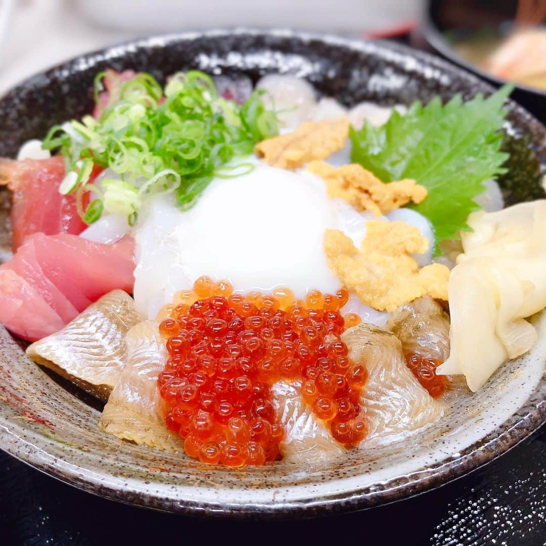 上田真実のインスタグラム：「* * * * 海鮮ドーーーーーン🍚🦐🐟🦑🥢 * 米子収録の日、 数ある #海鮮丼 の中から #ミックス丼 を頂きました♬ * ご飯少なめにしたら温玉が付いてきたよ💕 そして、どれにするか迷ってる私に お店のお兄さんの説明上手すぎwww * お腹いっぱいになりました(*´﹃`*) * * * * #山芳亭 #米子ランチ #米子グルメ #鳥取グルメ #鳥取観光 #グルメ好きな人と繋がりたい #グルメ巡り #インスタ映え #海鮮どんぶり #tottori #gourmet #instafood」