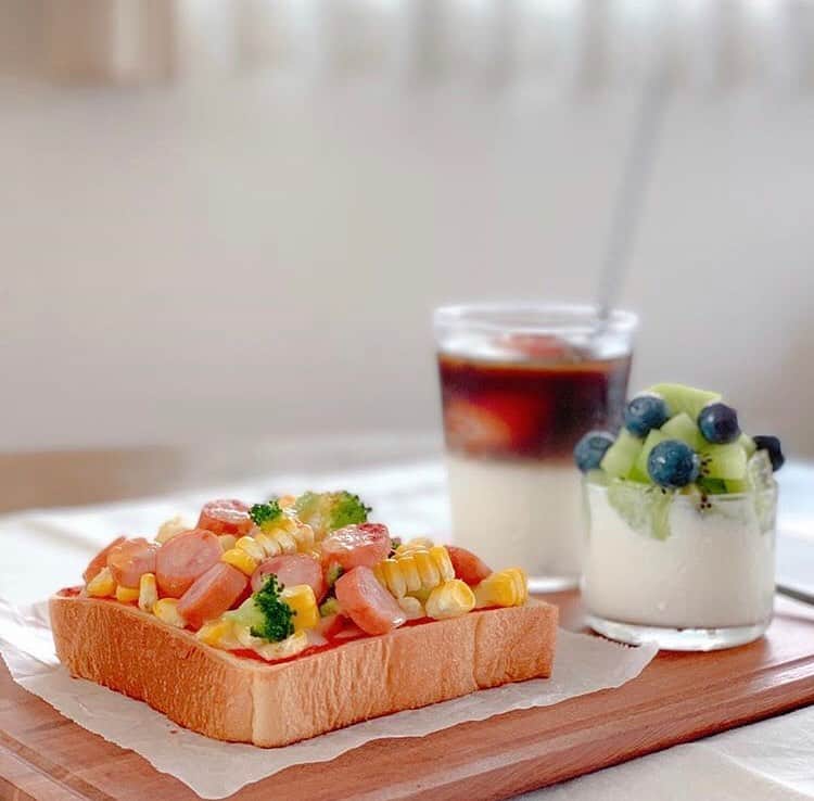 Locariのインスタグラム：「【朝ごはんは盛り付け次第でこんなにオシャレ♡真似っこしたいアイディア9選】 ぜひロカリの記事をチェックしてみてください😘💕 . . . phot by @gude330  さん . . . #レシピ #簡単レシピ #レシピ制作 #節約レシピ #おうちごはん #ごはん #朝ごはん #晩ごはん #夜ごはん #カフェごはん #昼ごはん #お昼ごはん #おうちごはんlover #おうちごはん部」