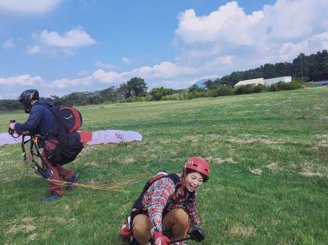 中村優さんのインスタグラム写真 - (中村優Instagram)「パラグライダー歴35年のスクールの校長先生が後ろについてくれてのタンデムだったのですが、着陸の目印の赤いコーンぴったりに降りてすんごかった✨👏 急降下するときの旋回はちょい怖いけど、生身で空中散歩楽しめるからめちゃくちゃ気持ちいい🕊❤️」9月28日 18時13分 - nkmr_yu