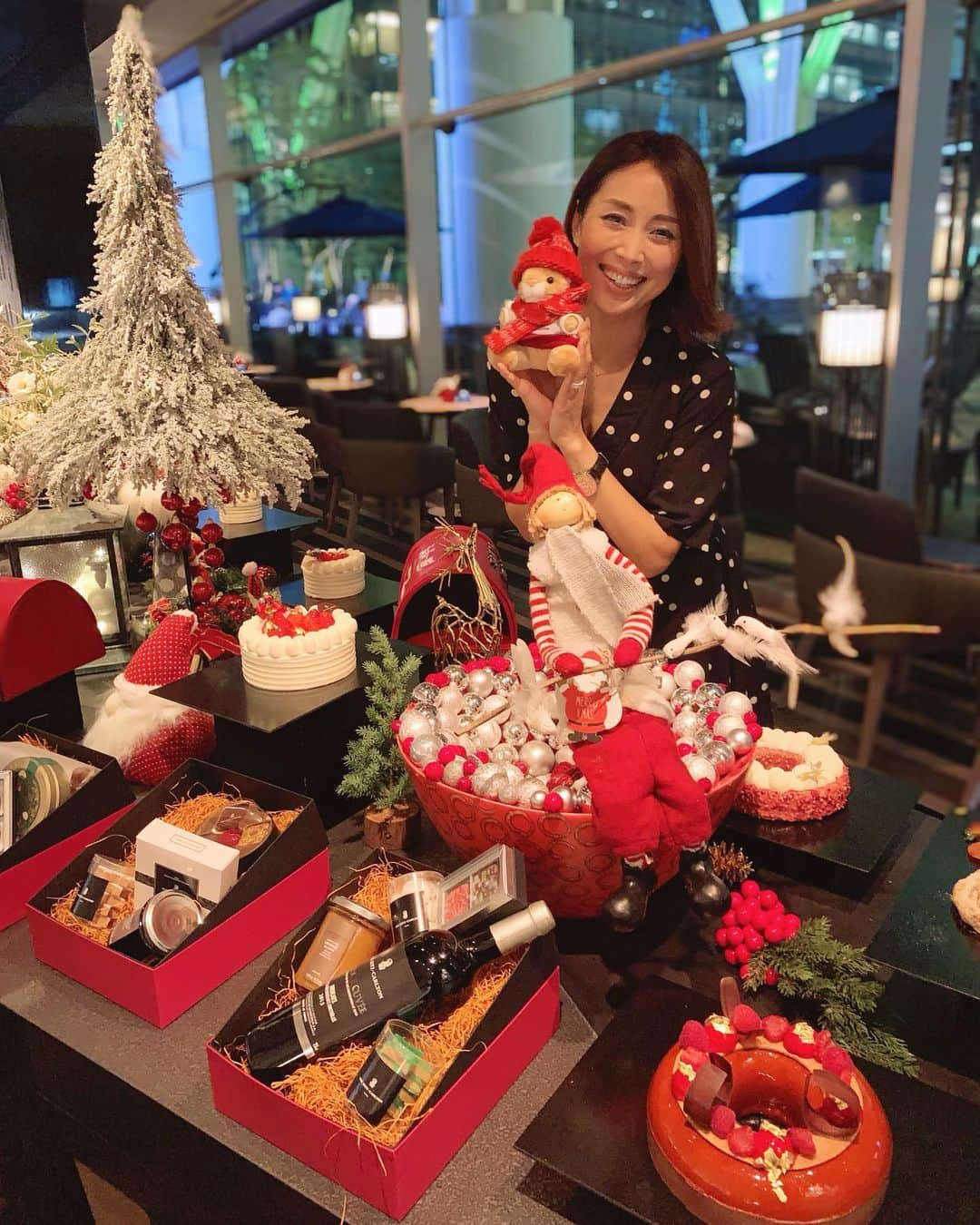 宮田綾子さんのインスタグラム写真 - (宮田綾子Instagram)「ハイヒールLOVERS Ayako⁑  ザ・リッツカールトン東京 2019クリスマス限定スイーツ発表会にお招きいただきました🎂 やーんもうクリスマス🎄？笑  リッツカールトンのケーキでクリスマス会なんてすっごいゴージャス✨ 9/20リニューアルオープンしたカフェ&デリで、ジョンシェフ監修のケーキをいただきました！どれも美味しい〜 皆さんはどんなクリスマスを過ごしますか？ ザ・リッツカールトン東京のケーキは10/1より予約受付開始です🎅 @ritzcarltontokyo  #ハイヒールLOVERS #宮田綾子 #クリスマス2019 #クリスマス #クリスマスケーキ #クリスマスケーキ2019 #リッツカールトン東京 #ザリッツカールトン東京 #ritzcarltontokyo #ritzcarlton #xmas #xmascake #christmas #christmascake #ラグジュアリーホテル #高級ホテル #luxuryhotel  ___________________★ ___________________﻿﻿﻿﻿ 11/16 宮田綾子オフ会開催決定 受付中！ 詳細は @ayako__miyata  プロフィールURLよりご覧ください﻿﻿﻿﻿ ___________________★ __________________」9月28日 18時11分 - ayako__miyata