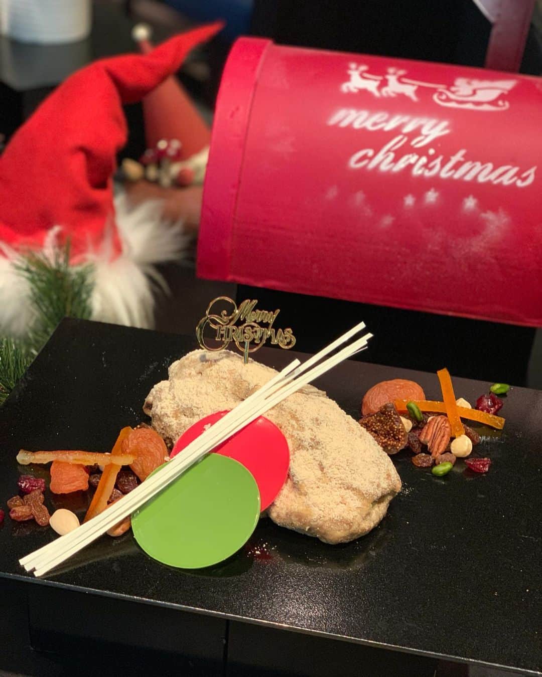 宮田綾子さんのインスタグラム写真 - (宮田綾子Instagram)「ハイヒールLOVERS Ayako⁑  ザ・リッツカールトン東京 2019クリスマス限定スイーツ発表会にお招きいただきました🎂 やーんもうクリスマス🎄？笑  リッツカールトンのケーキでクリスマス会なんてすっごいゴージャス✨ 9/20リニューアルオープンしたカフェ&デリで、ジョンシェフ監修のケーキをいただきました！どれも美味しい〜 皆さんはどんなクリスマスを過ごしますか？ ザ・リッツカールトン東京のケーキは10/1より予約受付開始です🎅 @ritzcarltontokyo  #ハイヒールLOVERS #宮田綾子 #クリスマス2019 #クリスマス #クリスマスケーキ #クリスマスケーキ2019 #リッツカールトン東京 #ザリッツカールトン東京 #ritzcarltontokyo #ritzcarlton #xmas #xmascake #christmas #christmascake #ラグジュアリーホテル #高級ホテル #luxuryhotel  ___________________★ ___________________﻿﻿﻿﻿ 11/16 宮田綾子オフ会開催決定 受付中！ 詳細は @ayako__miyata  プロフィールURLよりご覧ください﻿﻿﻿﻿ ___________________★ __________________」9月28日 18時11分 - ayako__miyata