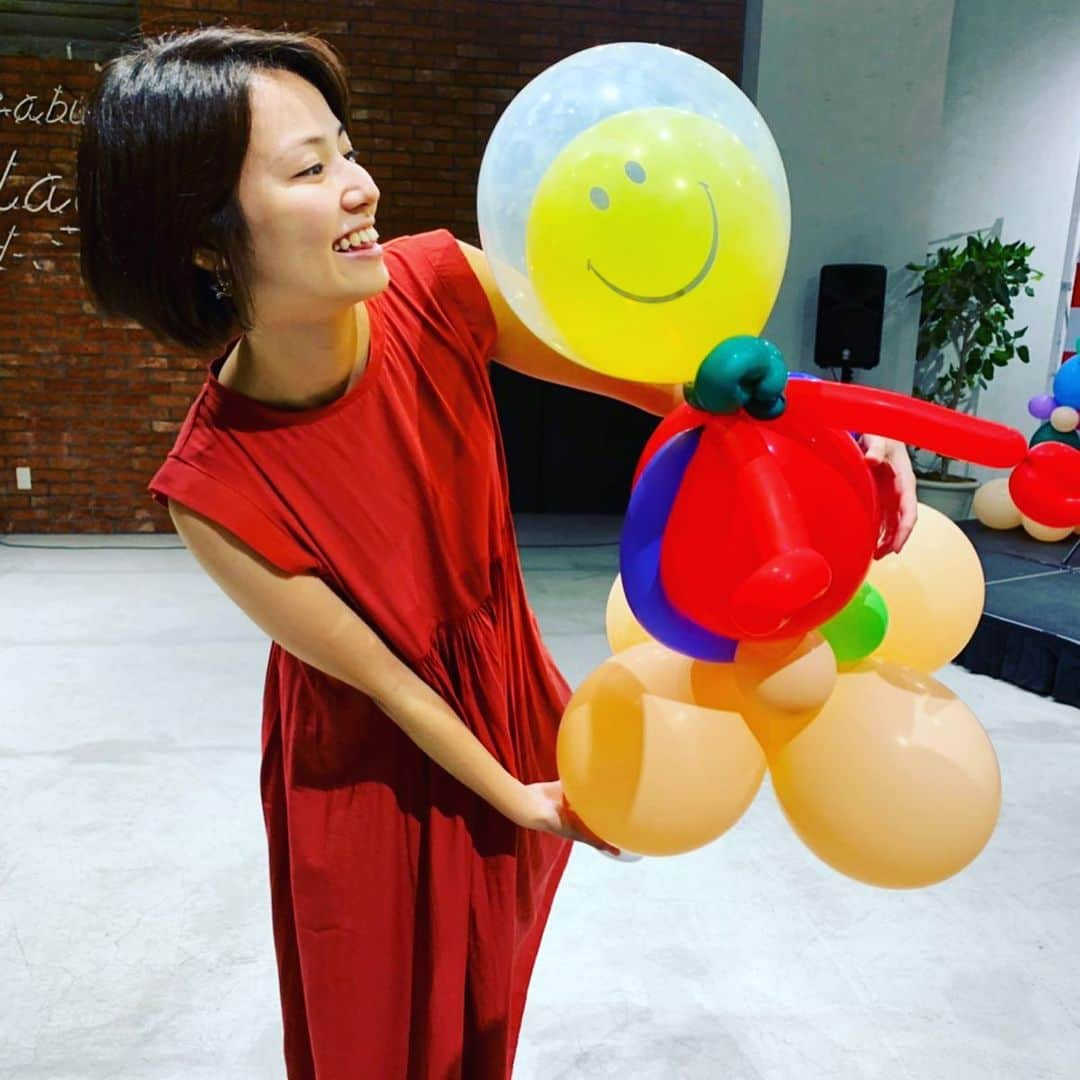 新谷あやかさんのインスタグラム写真 - (新谷あやかInstagram)「風船ってテンション上がるね🎈🤡 ・  balloon art. .  #新谷あやか  #しんやあやか #shinyaayaka  #actress #女優 #英語の先生 #englishteacher  #balloon  #風船 #カラフル #colorfull #ballonart  #smile」9月28日 18時23分 - shinya.ayaka