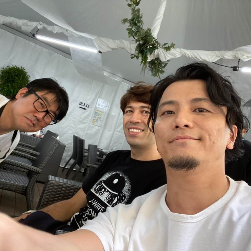 亀田誠治のインスタグラム：「今日は #イノフェス で六本木ヒルズアリーナ。バックステージでKREVAとサッシャと。（サッシャのiPhone11カメラ半端ない！）からの…」