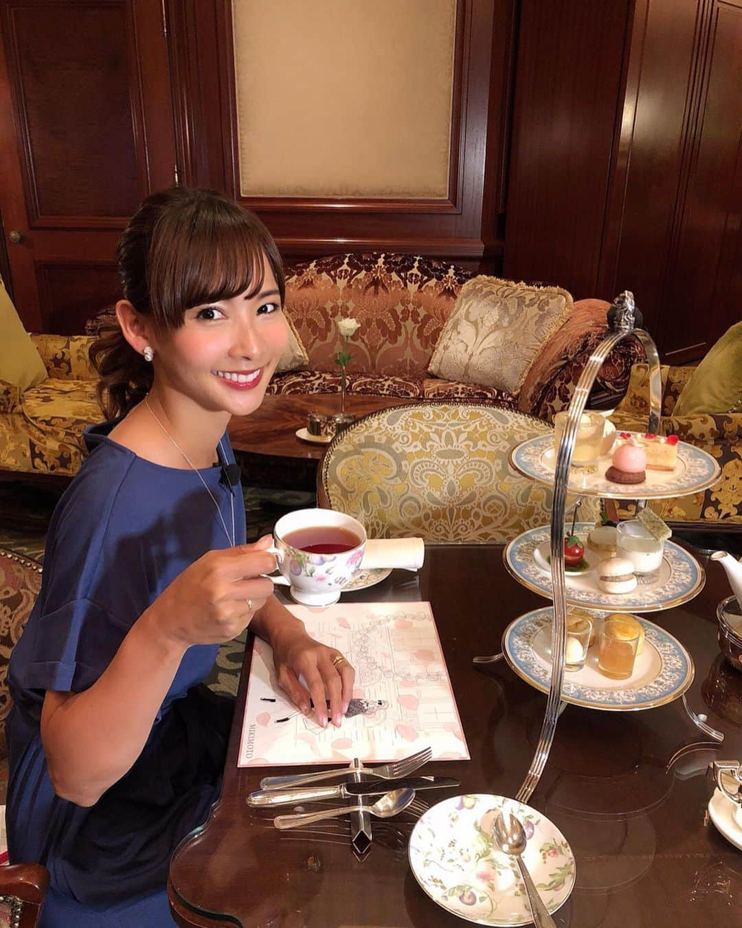 阪本智子さんのインスタグラム写真 - (阪本智子Instagram)「🍰♡ 幸せロケ☺️💖 #ホテル #アフタヌーンティー #苦めのチョコが好き ＊ #hotel #afternoontea #hotelafternoontea #cake #sweets #cafe #tea #twgtea #twg #perl #mikimoto #truffe #chocolate #mariebelle #ホテルアフタヌーンティー #紅茶 #スイーツ #ホテルスイーツ #真珠 #トリュフ #栗 #マリベル #おは朝 #リポーター #阪本智子」9月29日 5時27分 - tomoko_sakamoto423