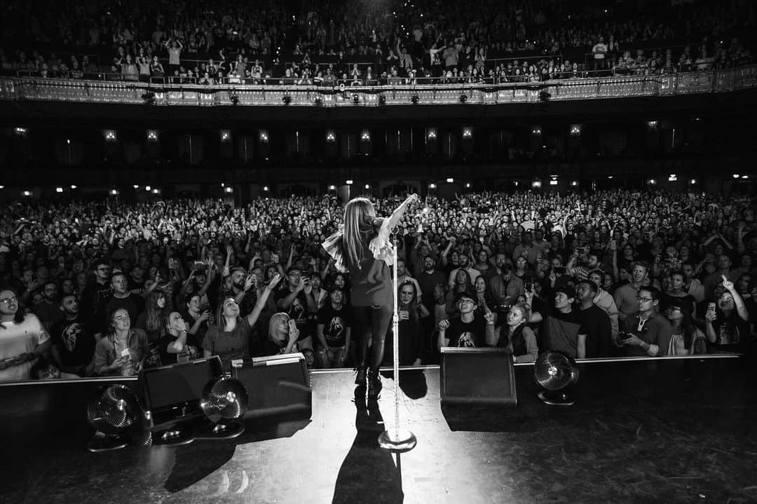 アヴリル・ラヴィーンさんのインスタグラム写真 - (アヴリル・ラヴィーンInstagram)「Thank you Chicago for a beautiful night.」9月29日 4時15分 - avrillavigne