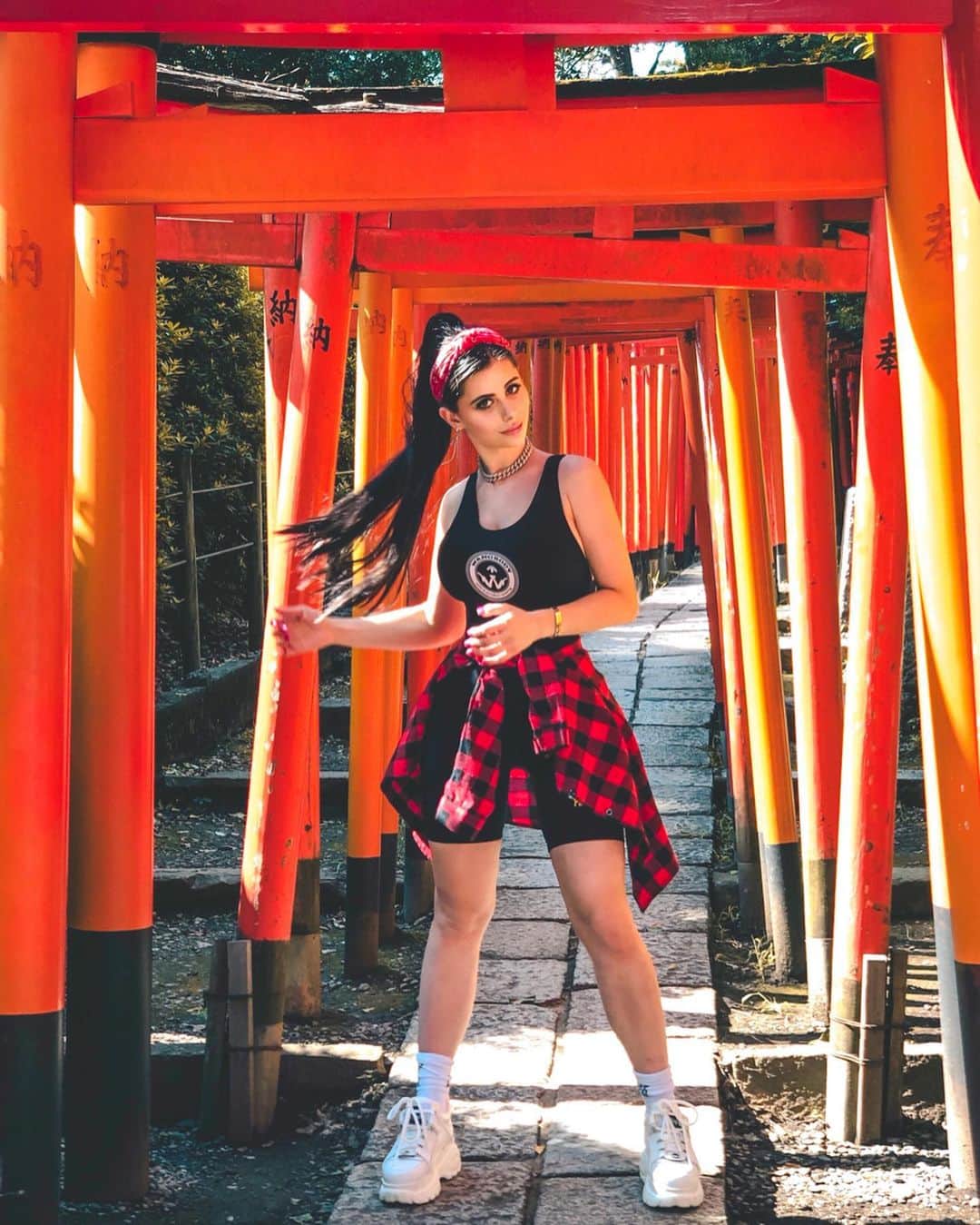 Azzyのインスタグラム：「This trip to Japan has hands down been one of the coolest and most incredible experiences I have ever had! ⛩ From the amazing food and fashion to their beautiful culture and traditions…there’s something here for everyone! But what stood out to me the most was the people! The locals of Japan are so unbelievably friendly and genuine. The owner of the restaurant who helped us get a taxi and waited with us outside until it came, the woman who took our friend to the hospital when he hurt his leg just so she could help translate (he’s ok now don’t worry lol), the wonderful girls who offered to take us karaoking all night…the list goes on and on. Thank you to you all! You helped make this trip unforgettable and so so special!」