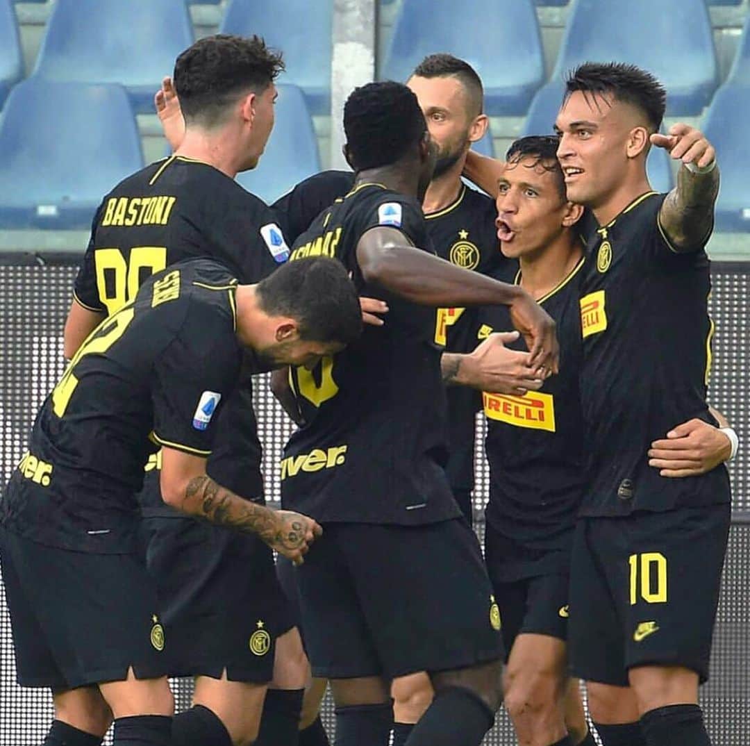 アレクシス・サンチェスのインスタグラム：「Feliz por el triunfo, por la actitud del equipo y mis dos primeros goles.. pero triste por la expulsión, para mi injusta.. ahora a pensar al próximo partido! ⚫️🔵 Felice per la vittoria, per l’atteggiamento della squadra e i miei primi due gol..ma triste per l’espulsione ingiusta a mio parere..adesso pensiamo alla prossima partita!」