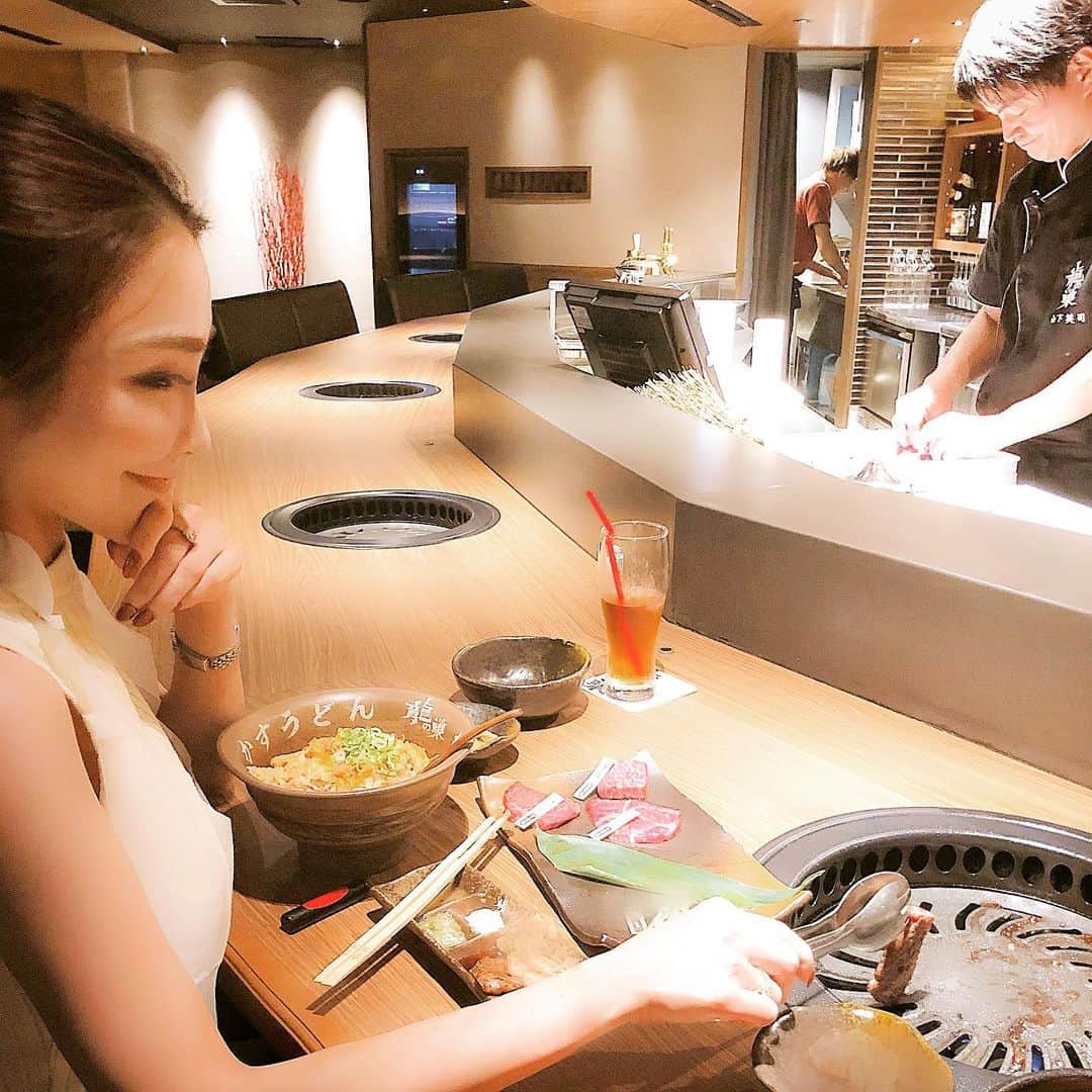 鈴木絢子さんのインスタグラム写真 - (鈴木絢子Instagram)「・ ・ 大阪で深夜に#かすうどん を食べに行ったら、、🥢 まさかの#東京カレンダー 的オシャレ空間で🌟 ・ ついつい、肉・ホルモン・サラダ・かすとじ丼などなど、一通り頼んでしまい😅 深夜飯、最高でした👍✨ ・ ・ ・ #大阪うどん #ホルモン #パワー飯 #赤身肉 #一頭買い #ラグジュアリー焼肉 #美人食 #肉ダイエット #大人焼肉 #肉食女子 #🥩 #🍷」9月29日 4時39分 - ayako_suzuki810