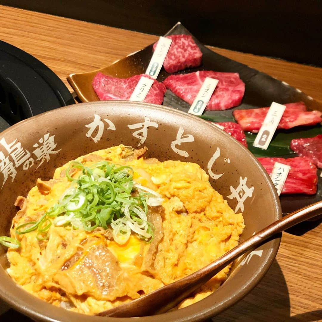 鈴木絢子さんのインスタグラム写真 - (鈴木絢子Instagram)「・ ・ 大阪で深夜に#かすうどん を食べに行ったら、、🥢 まさかの#東京カレンダー 的オシャレ空間で🌟 ・ ついつい、肉・ホルモン・サラダ・かすとじ丼などなど、一通り頼んでしまい😅 深夜飯、最高でした👍✨ ・ ・ ・ #大阪うどん #ホルモン #パワー飯 #赤身肉 #一頭買い #ラグジュアリー焼肉 #美人食 #肉ダイエット #大人焼肉 #肉食女子 #🥩 #🍷」9月29日 4時39分 - ayako_suzuki810