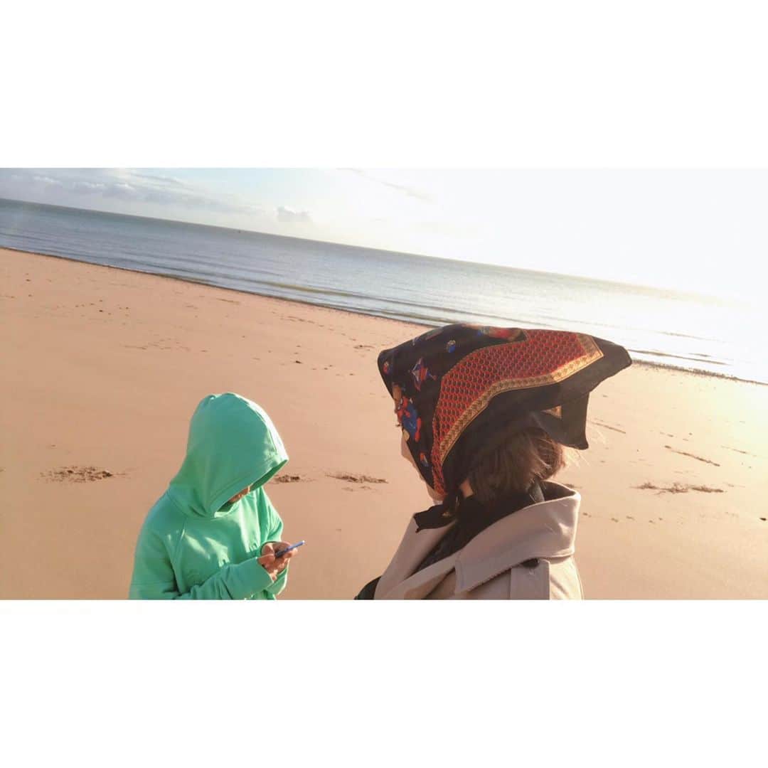 鈴木紗理奈さんのインスタグラム写真 - (鈴木紗理奈Instagram)「2人で一緒に過ごす貴重な時間は 海に来た。  朝の散歩。  風の感触、波の音、潮の匂い、眩しい朝日とリオト、全部が綺麗すぎて映画みたいやった。  #riototomama #紗理奈流styling」9月29日 5時21分 - munehirovoice
