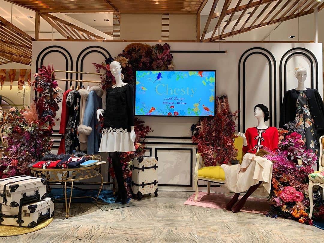 のインスタグラム：「Chestyの期間限定SHOPがオープン💐﻿ 期間中は、話題の新作や限定カラーのアイテム、コラボレーションアイテムなど多数入荷いたします！💕﻿ ﻿ ＜Chesty / チェスティ＞ Chesty Bourgeois Girl﻿ 2019.9.25 wed - 10.1 tue﻿ 伊勢丹新宿店本館2階=センターパーク/ザ・ステージ#2﻿ ﻿ @chesty_official﻿ #chesty #fashion #kobe #isetan #isetangirl﻿ #チェスティ #イセタンガール #秋服 #秋コーデ #ファッション #ファッションコーデ #コラボレーションアイテム #大人女子コーデ #コーデ #新宿 #伊勢丹 #新宿伊勢丹 #伊勢丹新宿店 #伊勢丹限定」