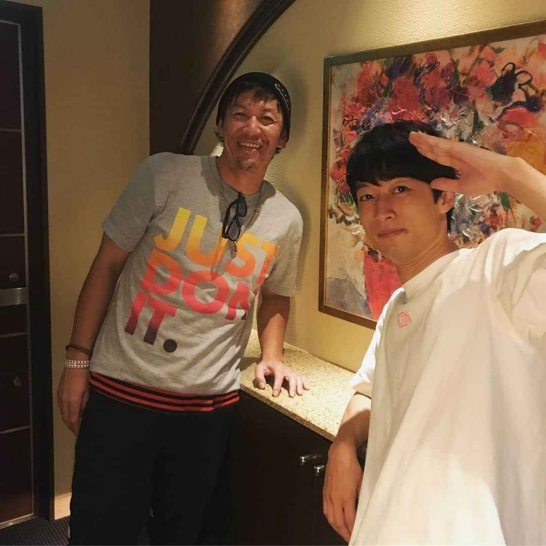 ゴッホ向井ブルーさんのインスタグラム写真 - (ゴッホ向井ブルーInstagram)「広島で久本さんにご飯連れて行っていただきました！ 久さんが着てるTシャツ可愛いんでくださいってお願いしたらまさかの今度やるわって！ 数ヶ月後におんなじTシャツ着て街を歩くカップル見つけたら多分僕と久本さんです。  #久本祐一 #今度はいついつが広島よーと毎回LINEをくれる久さん #久さんとお揃いのtシャツ手に入る #きっとおんなじtシャツ着て一緒に街を歩きたいんだと思う #お揃いコーデでいきましょう久さん #そういえばtシャツのサイズ聞かれなかった #久さん僕基本mサイズです #よろしくお願いします #最近会うたびゴッホの活躍はパンケーキより上なんかって芸能界の位置の確認してくる #パンケーキ食べたいよりびっくりするぐらい下です #あとパンケーキじゃなくてそろそろ名前覚えてください #側から会話を聞いたら本当のパンケーキと競うゴッホ」9月28日 20時33分 - goghmukai