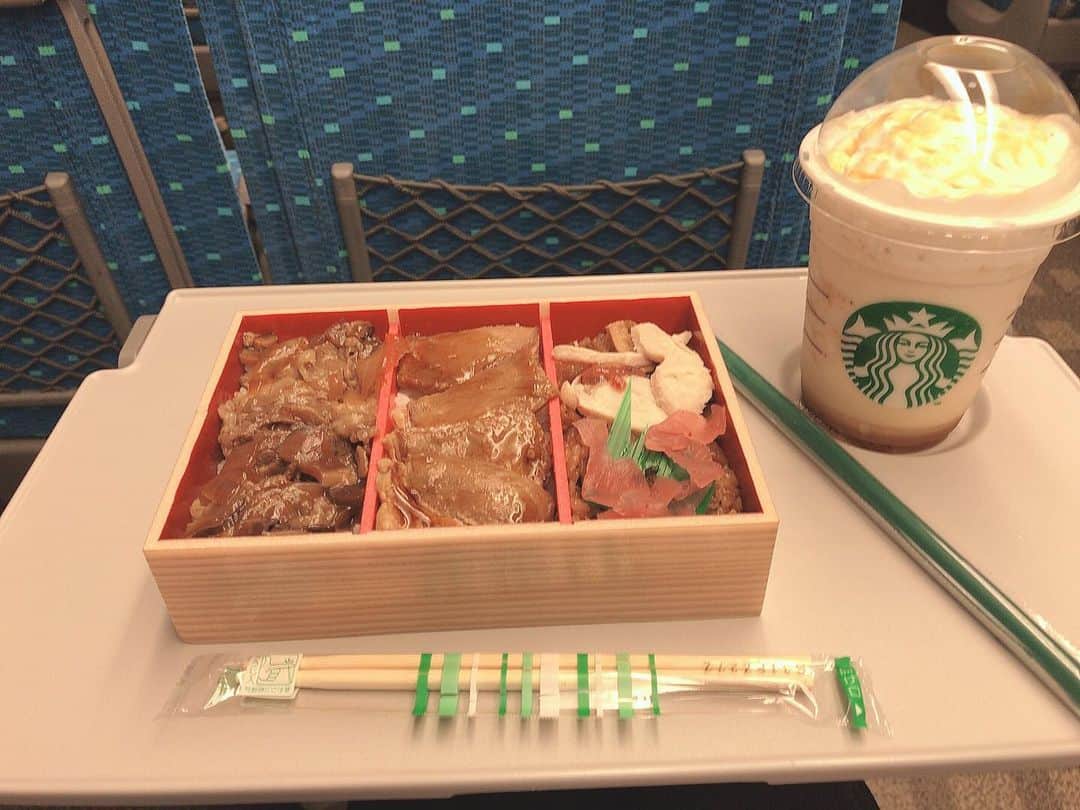 うゅりるのインスタグラム：「‪帰りまーす🚃💨💨‬ ‪今日は交流会来てくださった方々ありがとうございました！‬ ‪抽選外れて買えなかった方ほんまに申し訳ない‬(><) ‪俺の分あげたいくらいだ😞‬ ‪またイベントとかあったら来て欲しいなぁ😶💭‬」