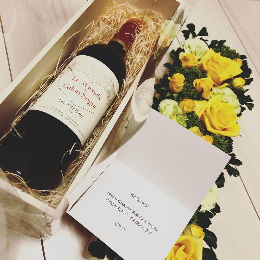 川戸沙羅さんのインスタグラム写真 - (川戸沙羅Instagram)「いつも仲良くしてくれている小夏ちゃんから素敵なギフトがお家に届きました🎁✨ お花いっぱいの木箱がすっごく可愛い💓 減量終わったらゆっくりワイン飲むぞっ💪🏽🌟 楽しみが増えたよ〜✨ 本当にありがとう🥰  #wine #bordeauxwine #gift #💓💓💓」9月28日 20時36分 - sara_shirasawa