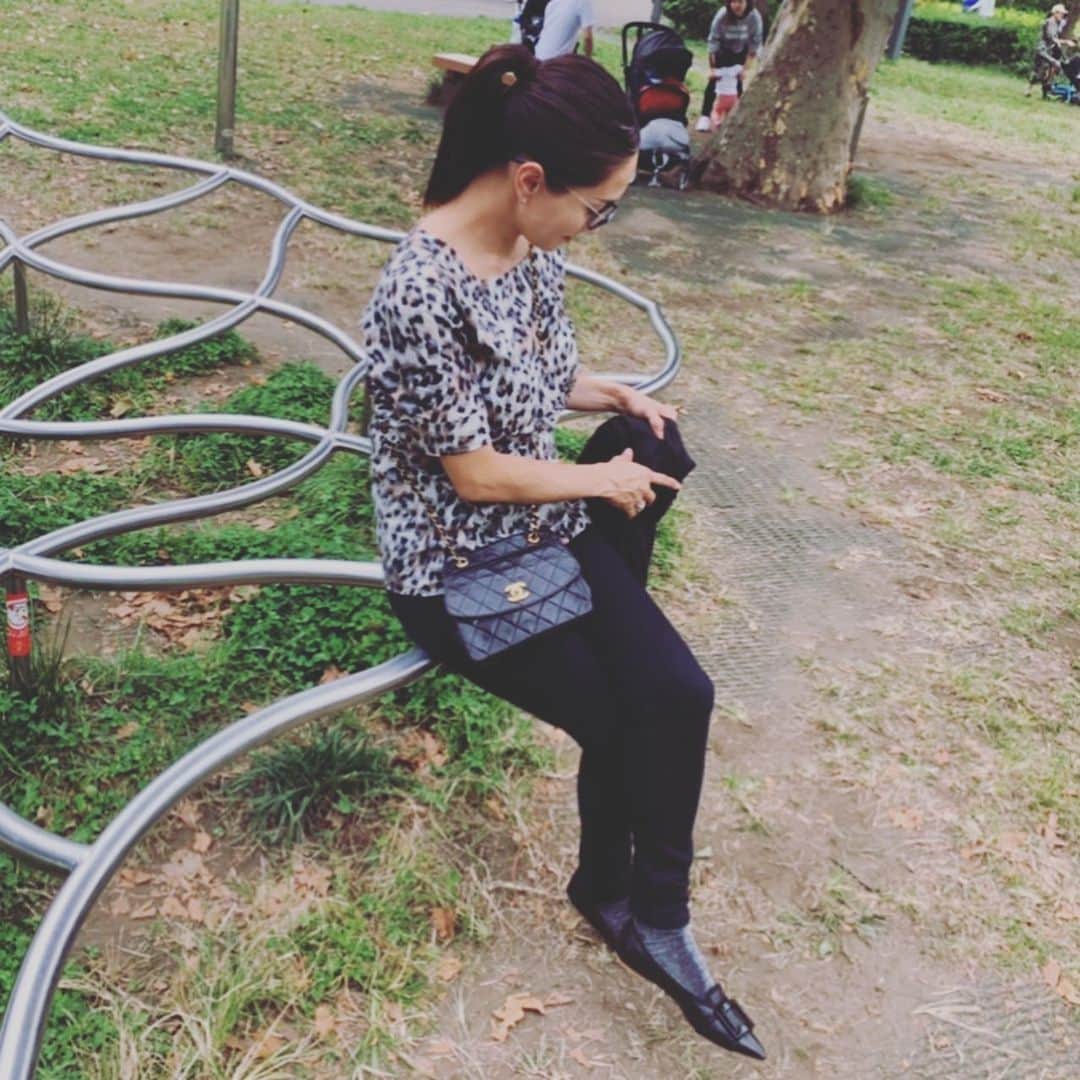 亀恭子のインスタグラム：「たまに無性にアニマル柄が恋しくなる。 . . 秋冬はますます^ ^ . . ちなみに撮っていたら近寄ってきた息子、 のTシャツは本人の強い希望で… 多分パジャマなんだけどw そして目がチカチカする色合わせ… . . today's… #fashion #ootd #kkstyle #tokyo #kamescloset #tops #chloe #pants #stole #falierosarti #muji #bag #chanel #shoes #rogervivier #autumn #今日は #ラグビー日本勝利 #強豪アイルランド #静岡観戦ついて行けば良かった…」