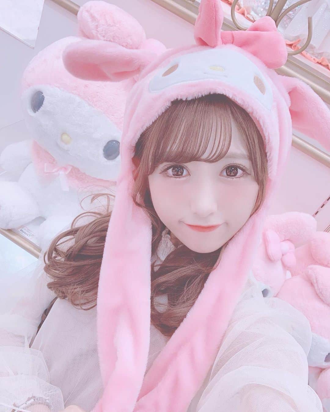 田口未彩のインスタグラム：「🎀 . . マイメロのぴょこぴょこ🐇🐇 . . #サンリオ #サンリオピューロランド #ピューロランド #ピューロ #クロミ #クロミちゃん #マイメロ #量産型 #量産型女子 #anmille #アンミール #エブリン #メイク #オレンジメイク #ピューロコーデ #カチューシャ #量産型コーデ  #ピンクコーデ #インスタ映え #映え #クロミコーデ #マイメロコーデ」