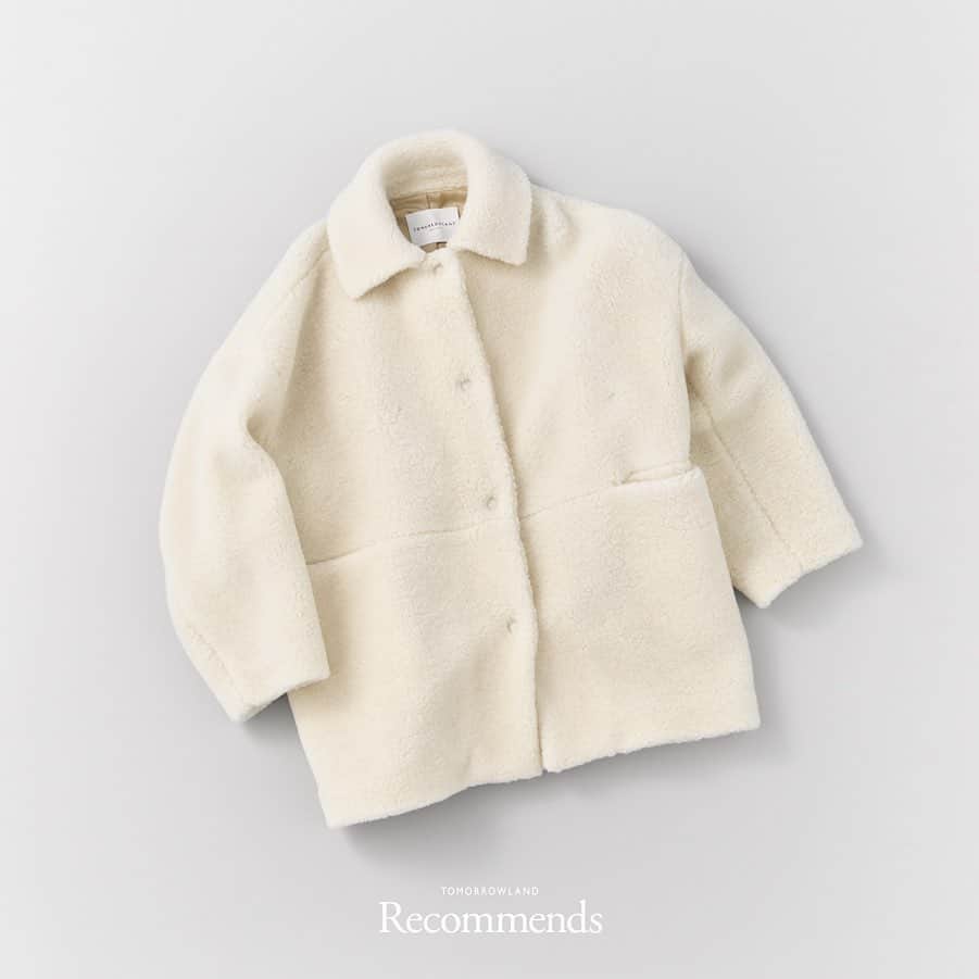 TOMORROWLAND_Womensさんのインスタグラム写真 - (TOMORROWLAND_WomensInstagram)「〈Recommends〉 -Winter Essentials- 秋冬のお出かけを快適に。 一度着ると手放せなくなる、コンフォータブルなアウターウェアをご紹介します。 . BORE COAT ¥46,000（+tax） TOMORROWLAND . スライバーボアを使用したトレンドライクなステンカラーコート。袖幅のバランスやコンパクトな丈感によって、マニッシュにまとまりがちなボックスシルエットを女性らしい印象へと昇華しました。とても軽く、ソフトな素材なので、もちろん着心地も良好。ナチュラルカラーのアウターは、ダークトーンが中心になる秋冬のスタイリングに取り入れたい1着です。 . #tomorrowland_jp #tomorrowland_womens #tomorrowland #fashion  #tomorrowland_recommends #borecoat」9月28日 20時47分 - tomorrowland_womens