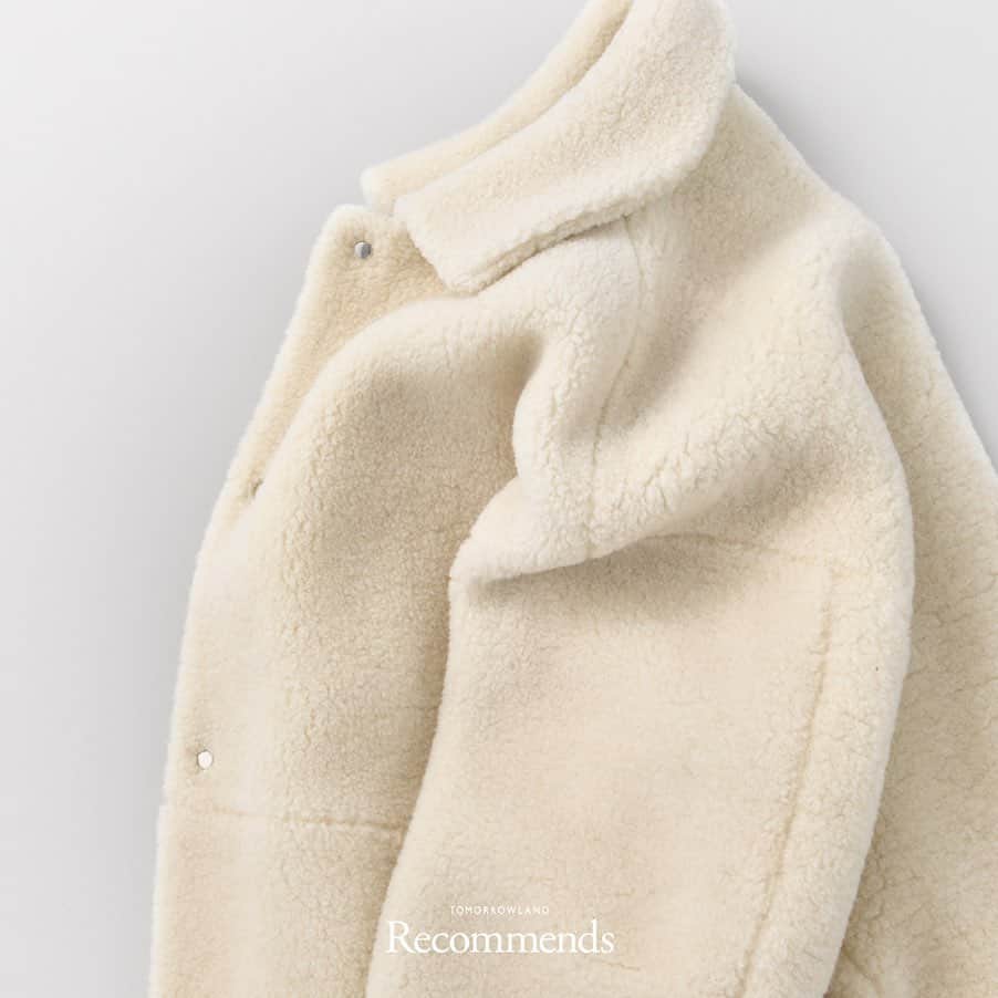 TOMORROWLAND_Womensさんのインスタグラム写真 - (TOMORROWLAND_WomensInstagram)「〈Recommends〉 -Winter Essentials- 秋冬のお出かけを快適に。 一度着ると手放せなくなる、コンフォータブルなアウターウェアをご紹介します。 . BORE COAT ¥46,000（+tax） TOMORROWLAND . スライバーボアを使用したトレンドライクなステンカラーコート。袖幅のバランスやコンパクトな丈感によって、マニッシュにまとまりがちなボックスシルエットを女性らしい印象へと昇華しました。とても軽く、ソフトな素材なので、もちろん着心地も良好。ナチュラルカラーのアウターは、ダークトーンが中心になる秋冬のスタイリングに取り入れたい1着です。 . #tomorrowland_jp #tomorrowland_womens #tomorrowland #fashion  #tomorrowland_recommends #borecoat」9月28日 20時47分 - tomorrowland_womens