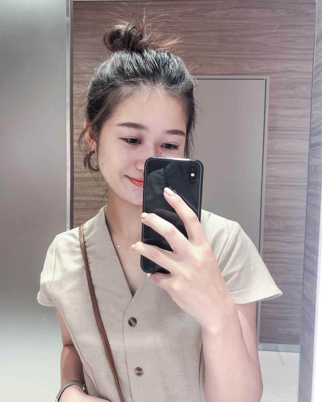 naho_7のインスタグラム：「. 300円で可愛いピアス見つけて衝動買い。笑 髪型あきたしまた前髪でも切ろうかな〜 でもこの髪型できなくなるのは不便やな〜 #ラグビーほんまに感動 #歳取ってスポーツ観戦好きなった #5日の試合も楽しみすぎる #オリンピックも今からめっちゃ楽しみ」