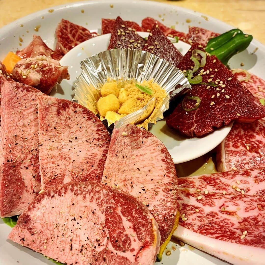 のインスタグラム：「絶唱サロメ、通し稽古の後はみんなで肉注入！！！！！ やはりこの人は肉が似合う！ 芋さん最高^_^  #絶唱サロメ  #通し稽古の後は肉 #最近はもっぱら赤身好き #ミノも好き #芋洗坂係長 #肉が似合う #ケジャンじゃなくてエビジャン #池田純矢」