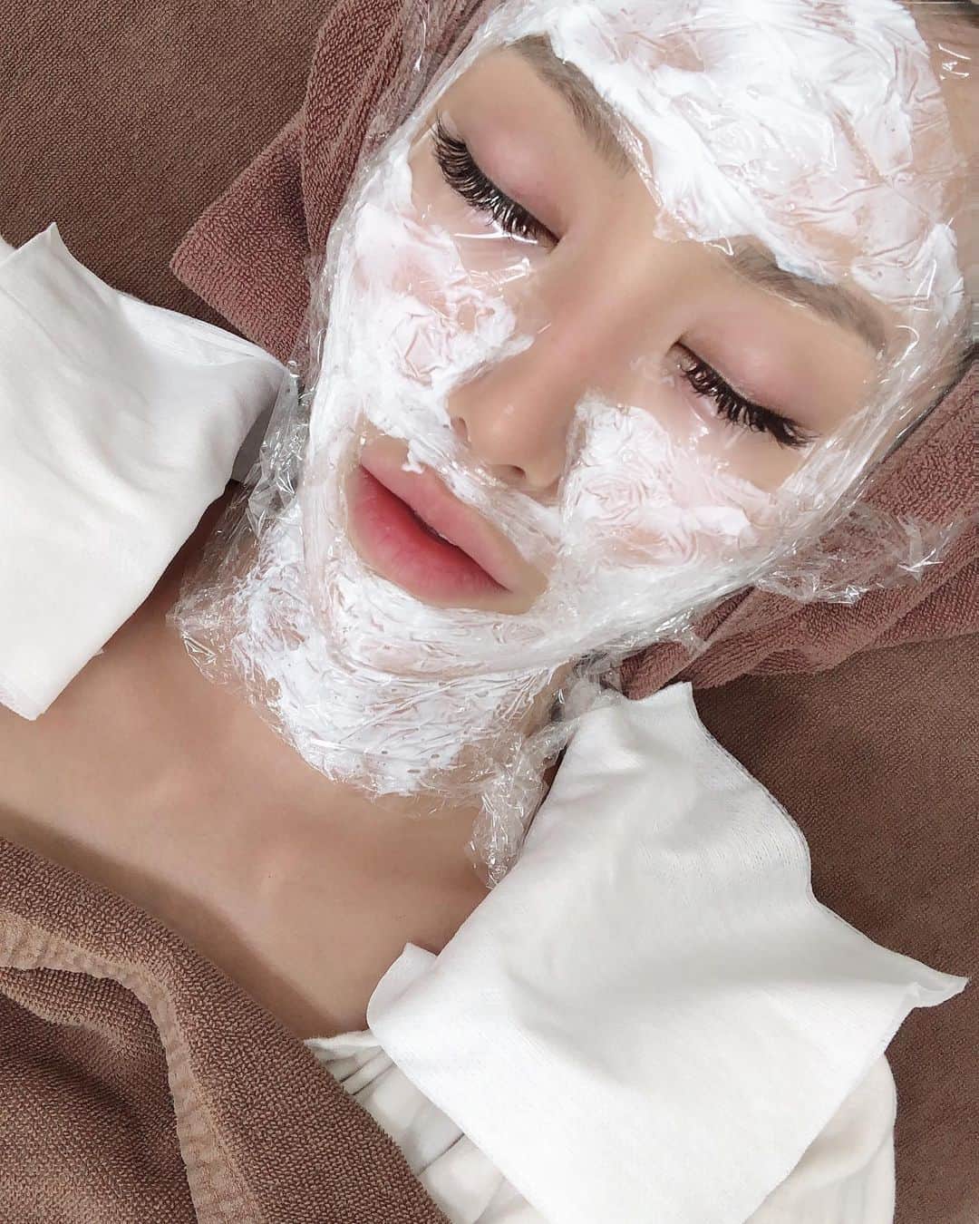 のインスタグラム：「. . アンチエイジング！ 月1の水光注射☺️ 首までバッチバチに打ってもらった🙌🏼 . . #ageing #ageingcare #skin #skincare #beauty #beautycare #antiage #antiageing #アンチエイジング #水光注射 #美容 #スキンケア」